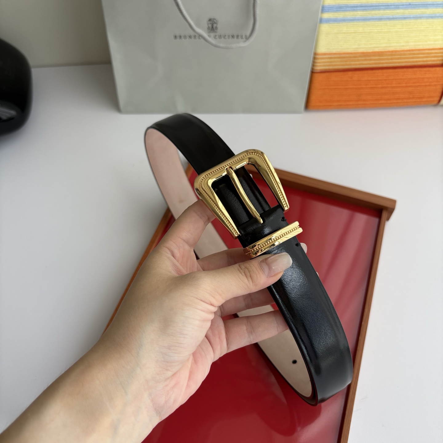 Brunello Cucinelli秉承着意大利制造的精髓，精品制作，以匠人精神和诗人情怀不断探索灵性与