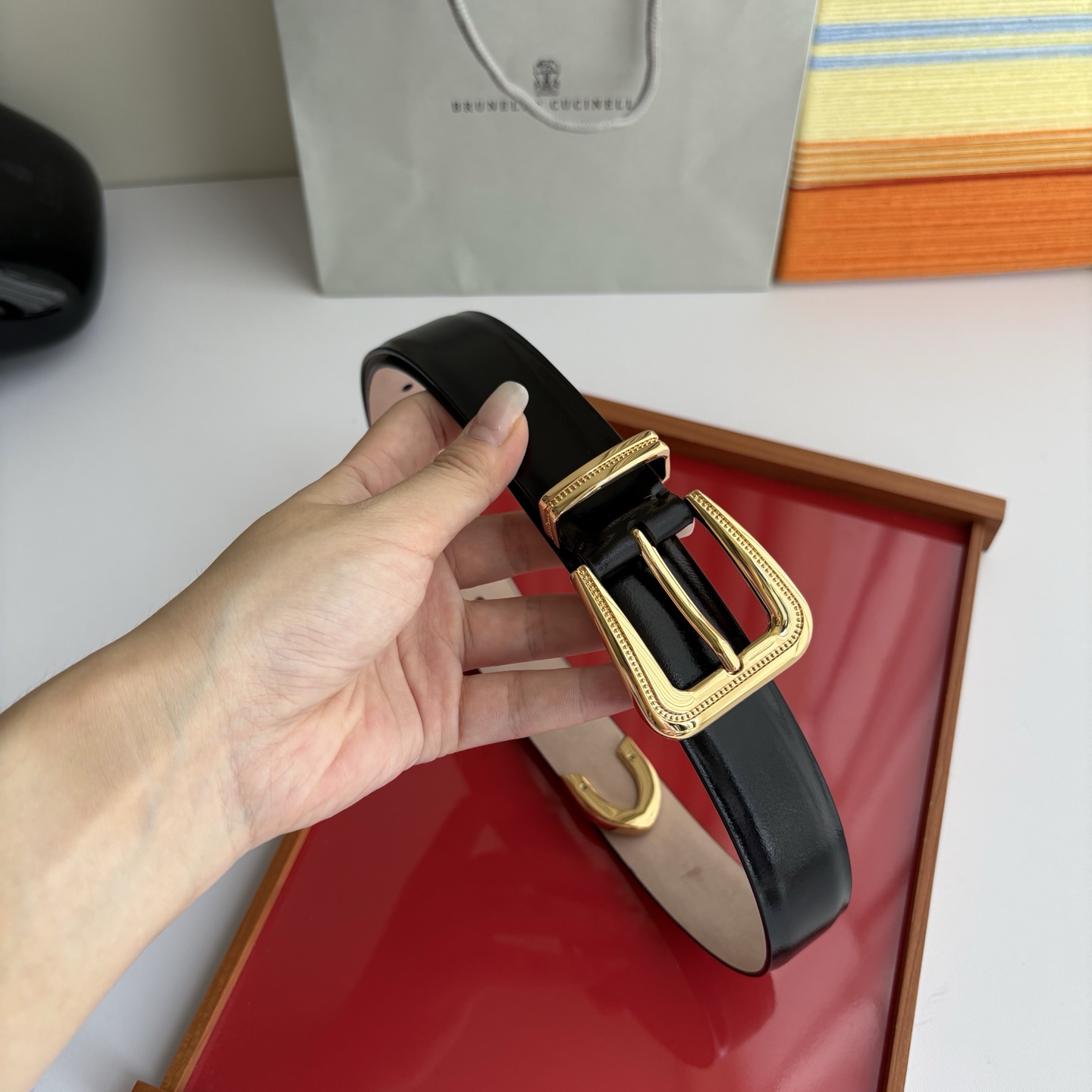 Brunello Cucinelli秉承着意大利制造的精髓，精品制作，以匠人精神和诗人情怀不断探索灵性与