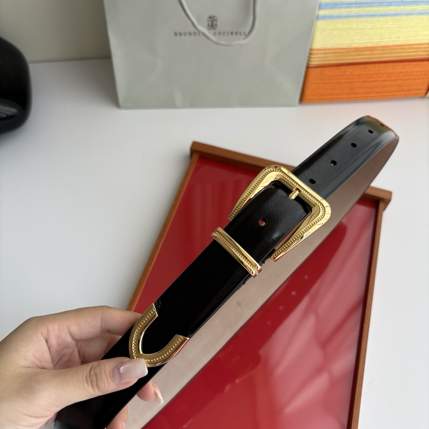 Brunello Cucinelli秉承着意大利制造的精髓，精品制作，以匠人精神和诗人情怀不断探索灵性与