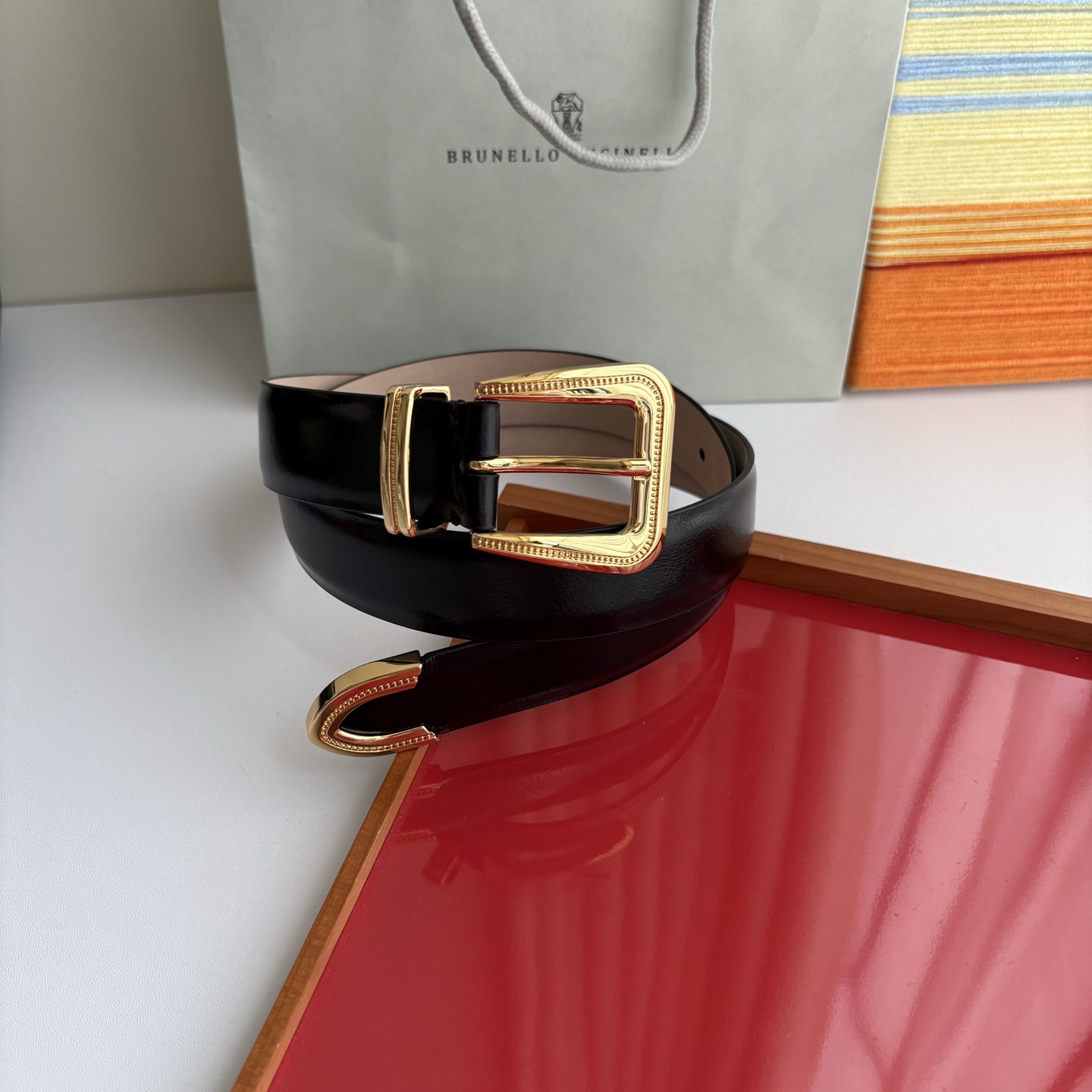Brunello Cucinelli秉承着意大利制造的精髓，精品制作，以匠人精神和诗人情怀不断探索灵性与