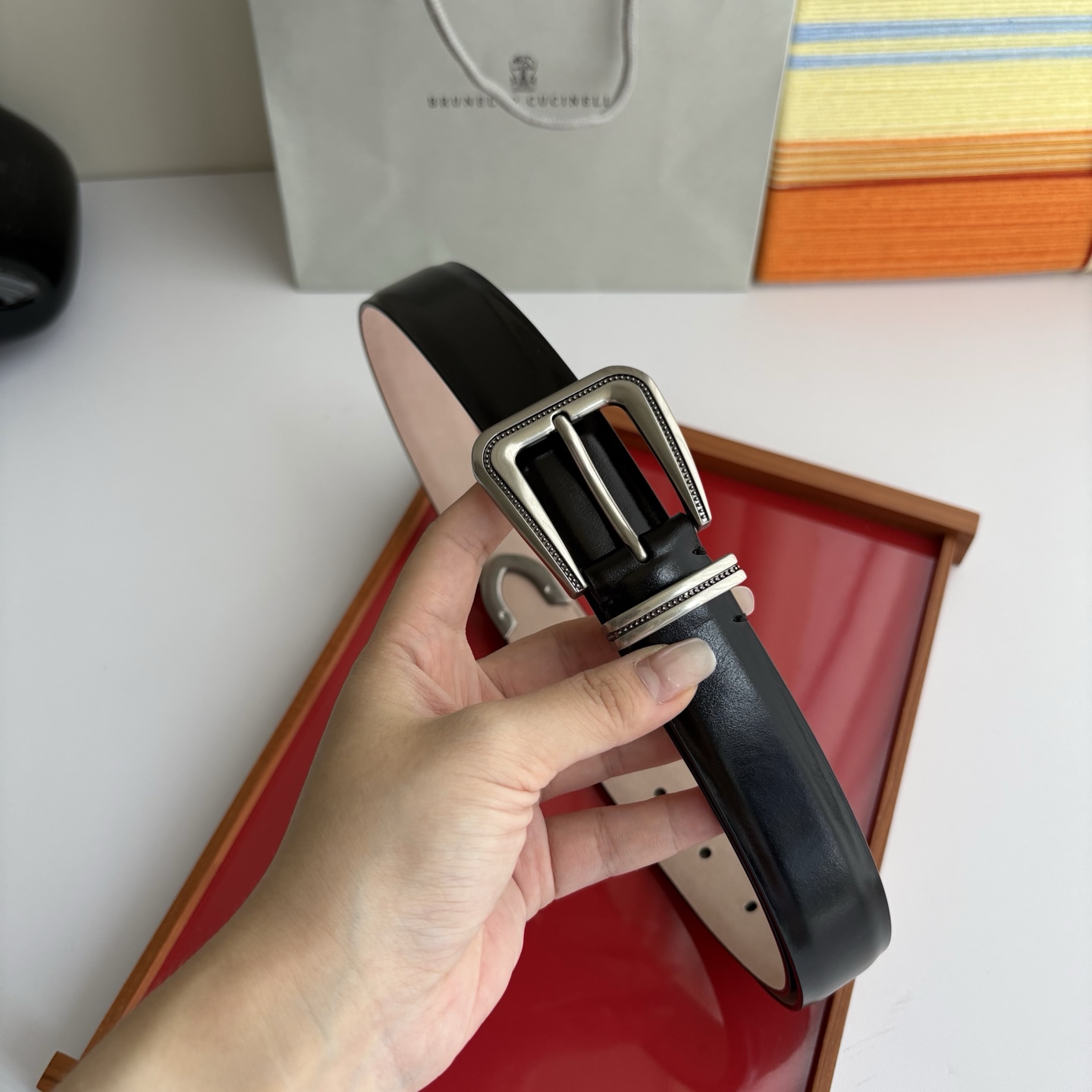 Brunello Cucinelli秉承着意大利制造的精髓，精品制作，以匠人精神和诗人情怀不断探索灵性与