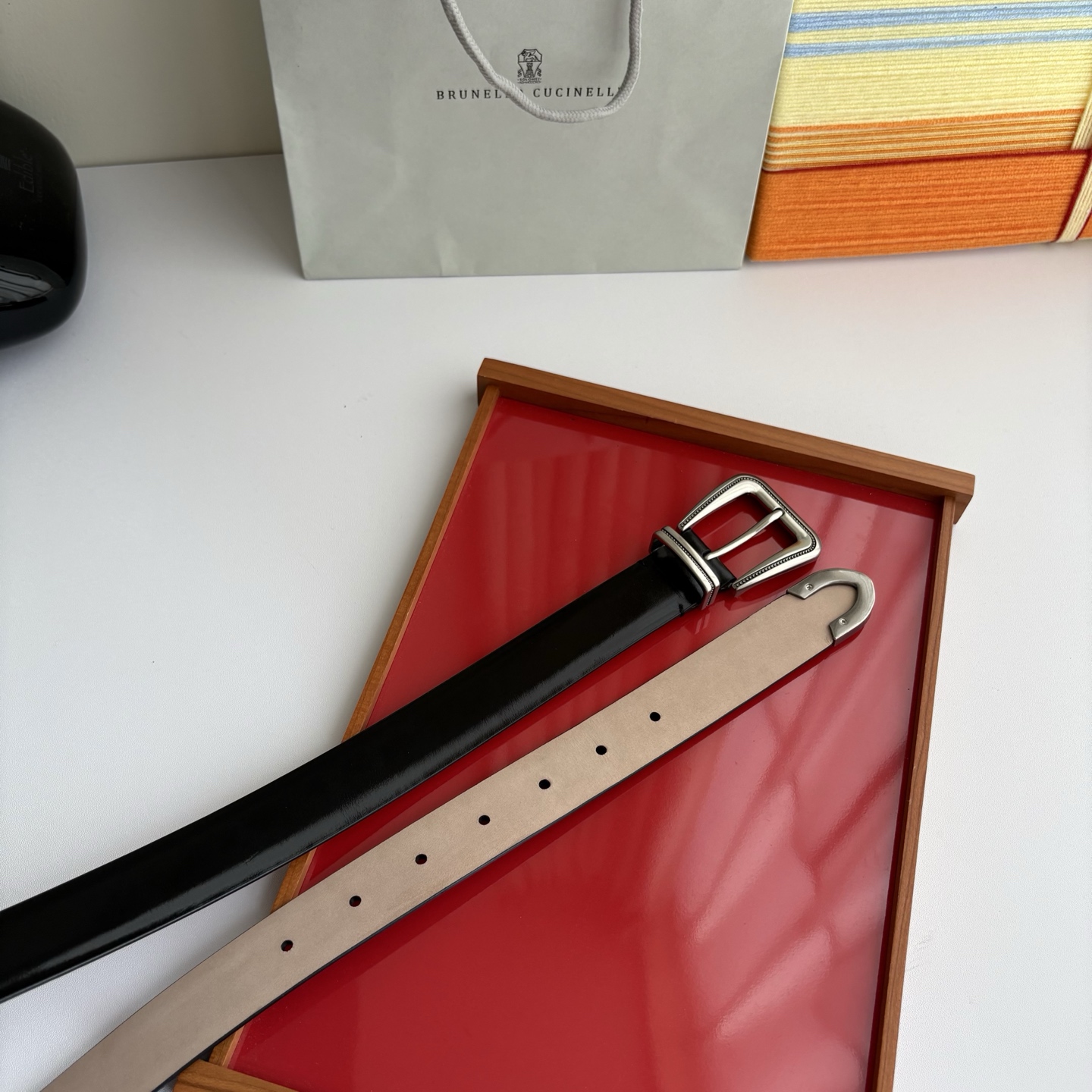 Brunello Cucinelli秉承着意大利制造的精髓，精品制作，以匠人精神和诗人情怀不断探索灵性与