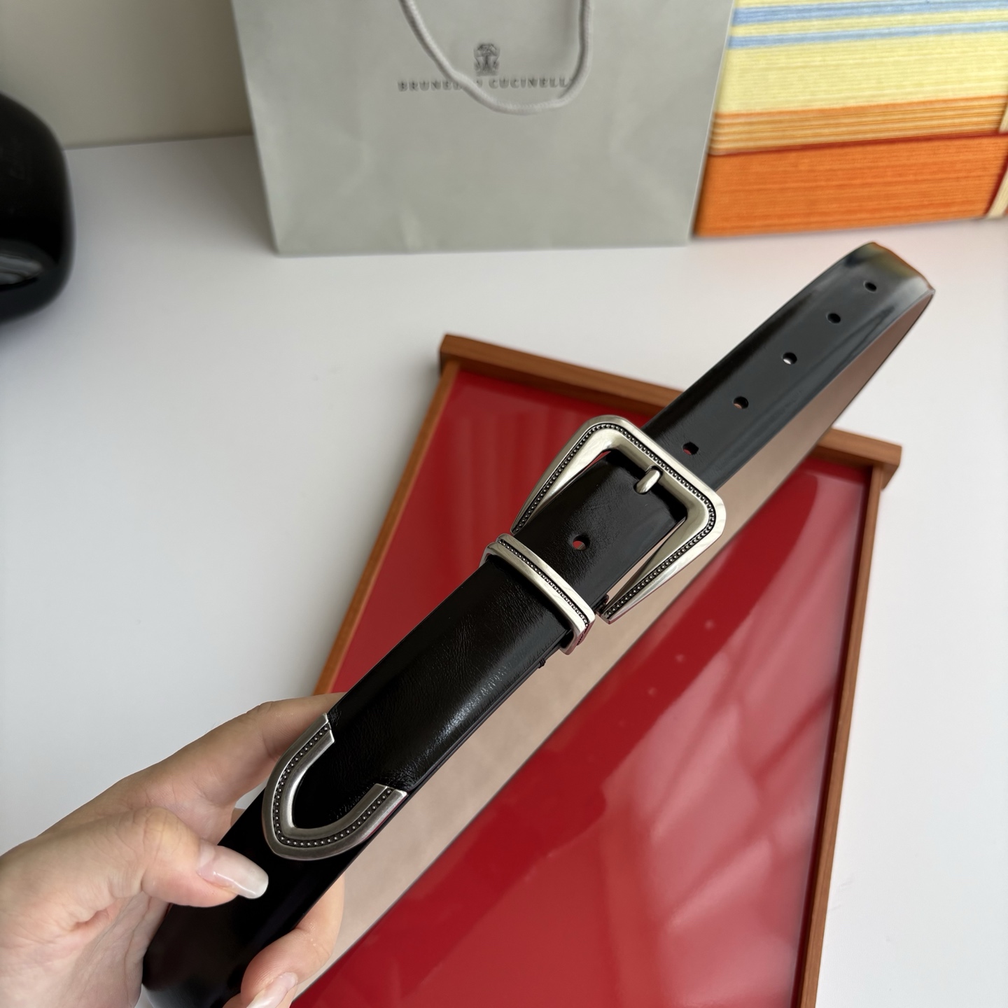 Brunello Cucinelli秉承着意大利制造的精髓，精品制作，以匠人精神和诗人情怀不断探索灵性与