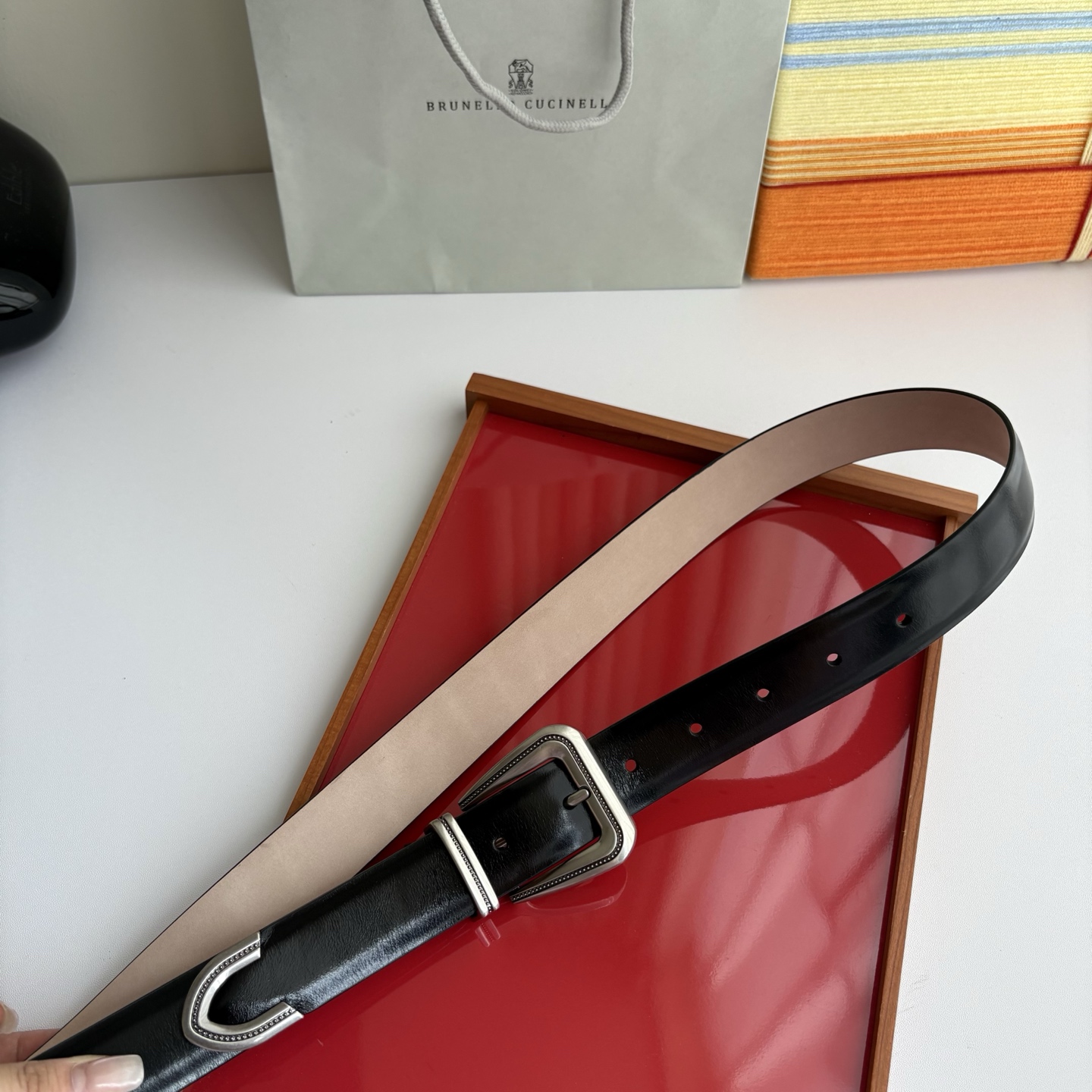 Brunello Cucinelli秉承着意大利制造的精髓，精品制作，以匠人精神和诗人情怀不断探索灵性与