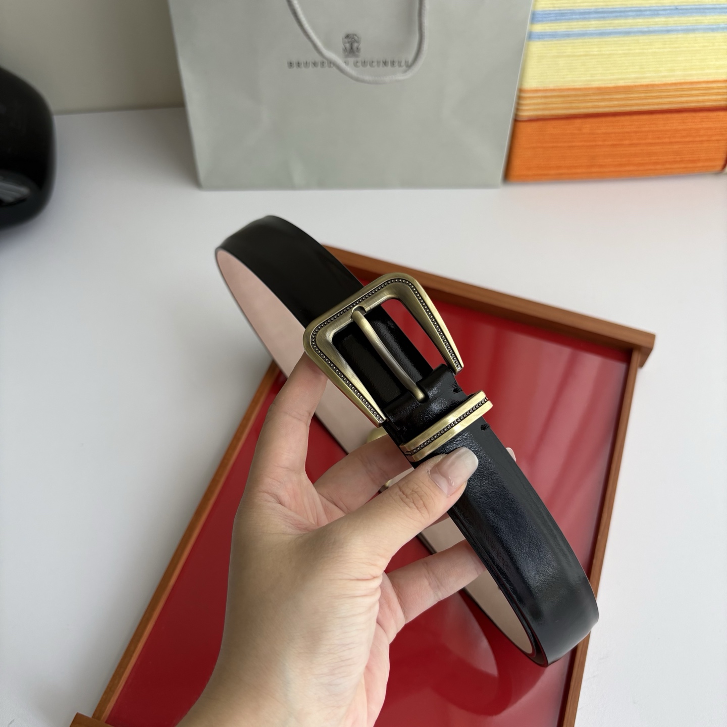 Brunello Cucinelli秉承着意大利制造的精髓，精品制作，以匠人精神和诗人情怀不断探索灵性与