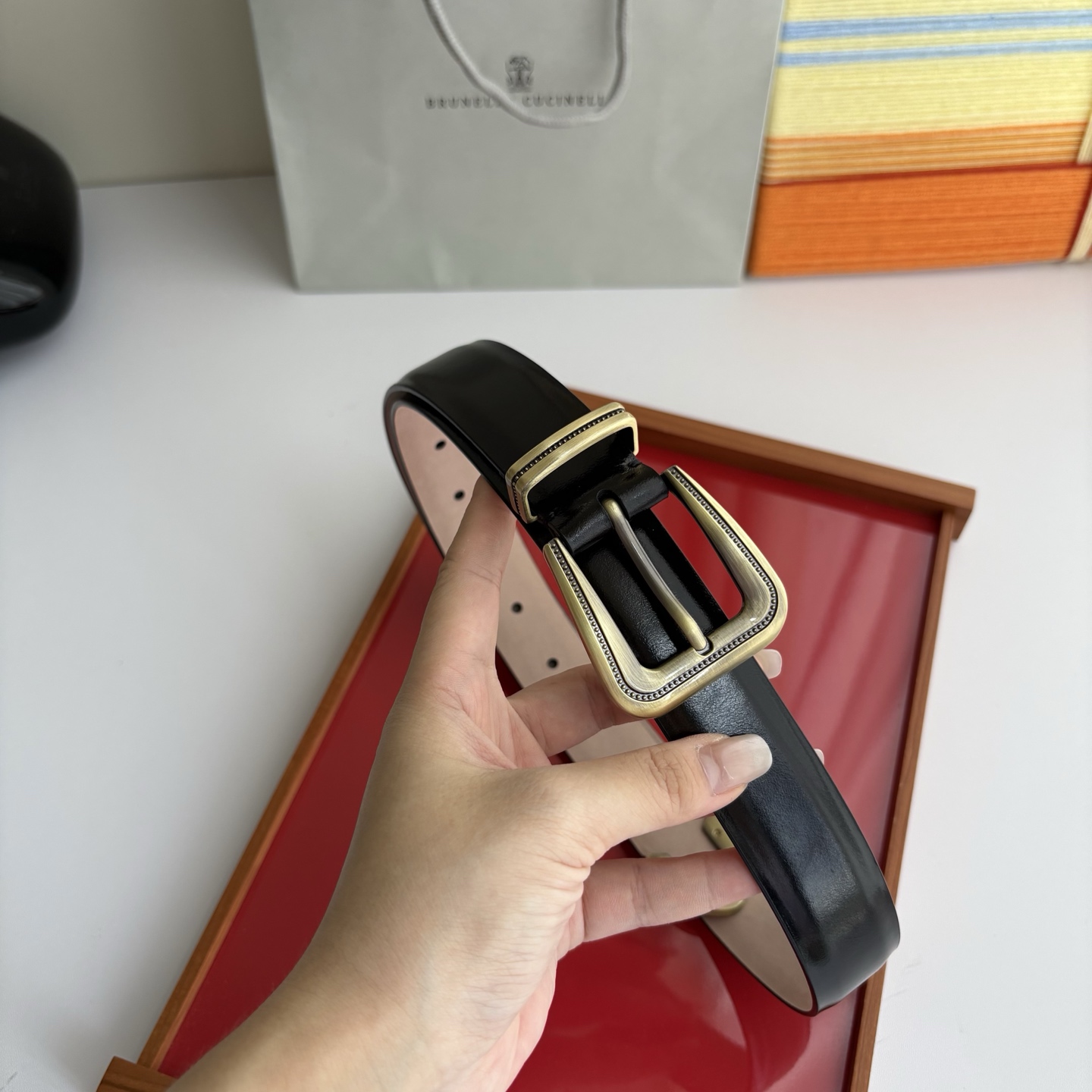 Brunello Cucinelli秉承着意大利制造的精髓，精品制作，以匠人精神和诗人情怀不断探索灵性与