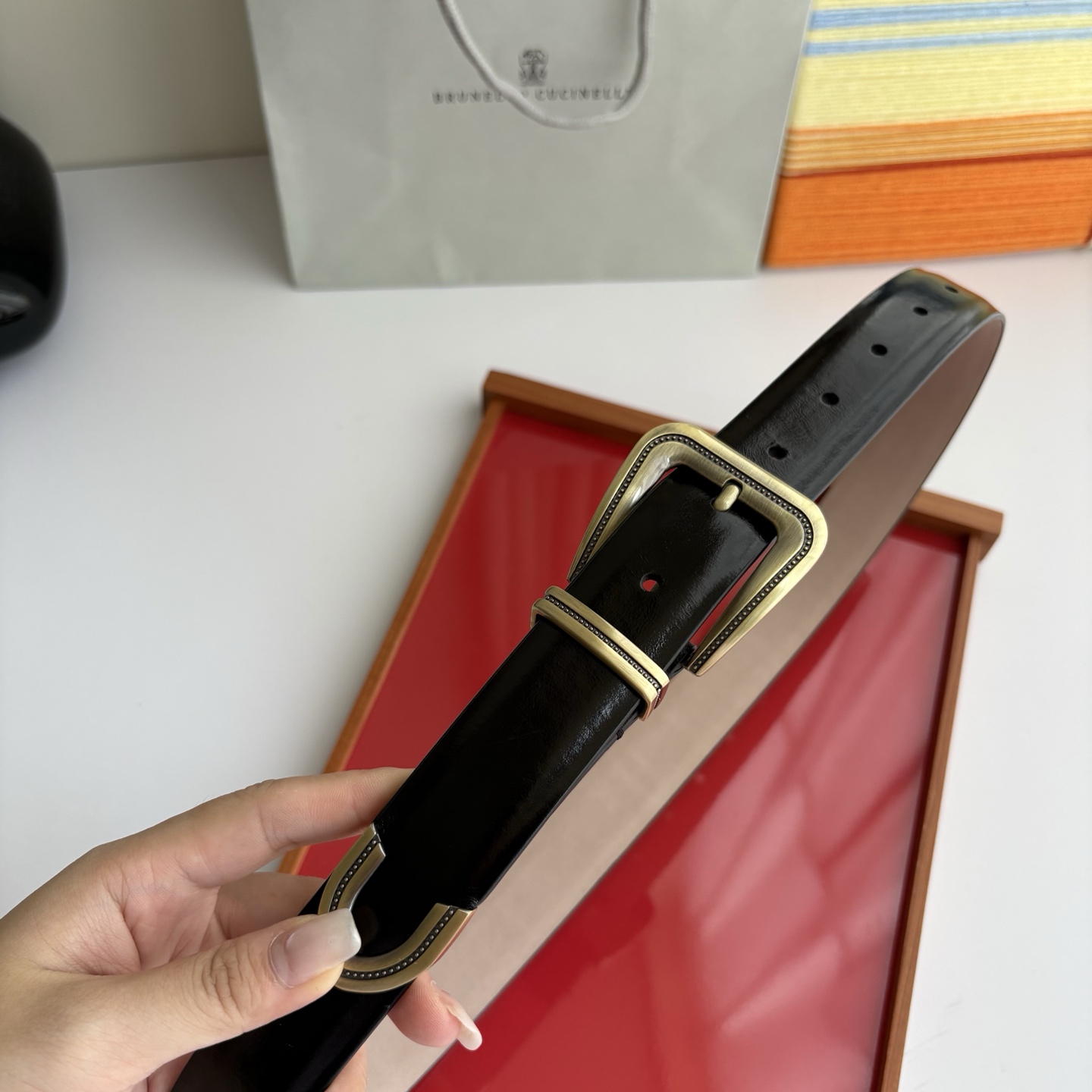Brunello Cucinelli秉承着意大利制造的精髓，精品制作，以匠人精神和诗人情怀不断探索灵性与