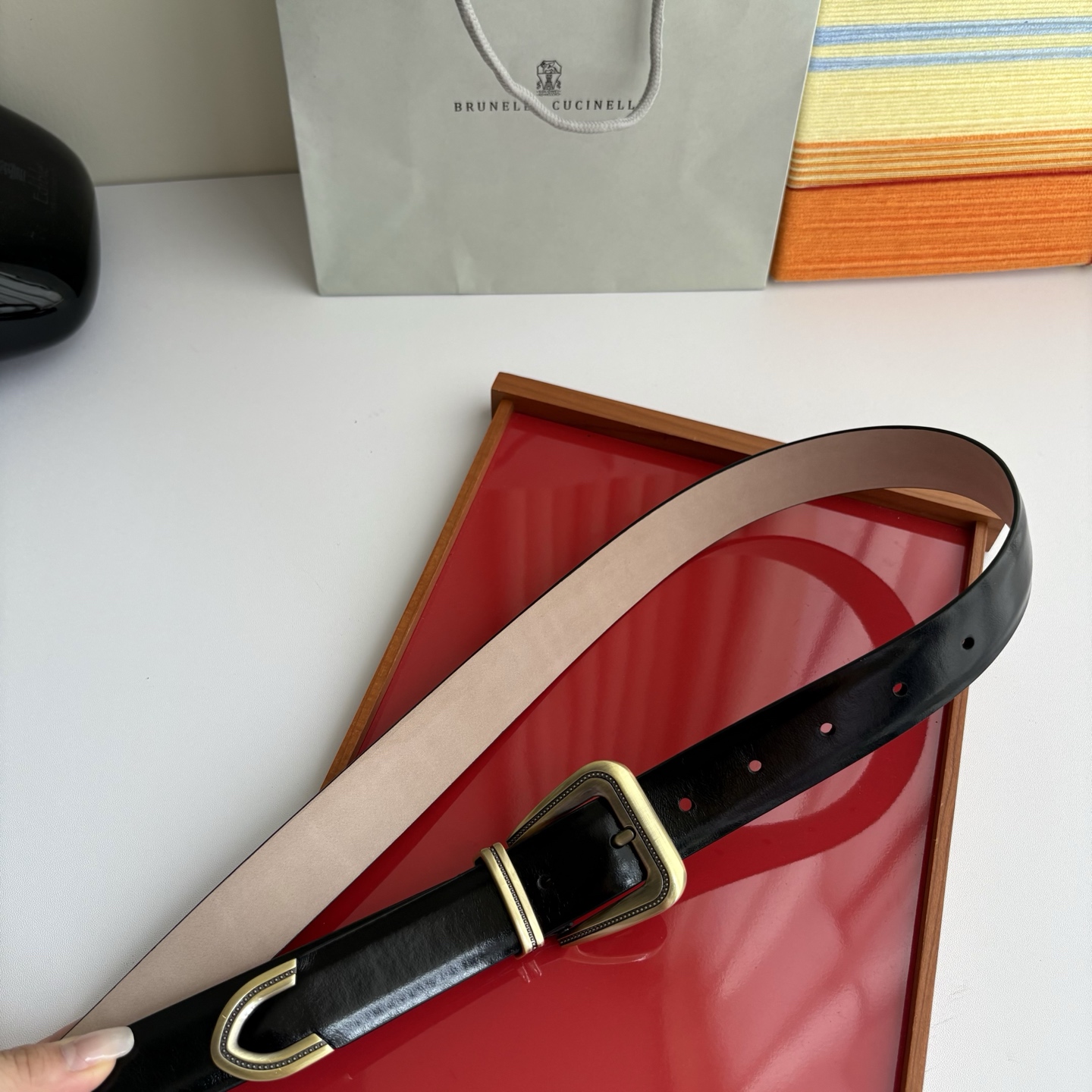 Brunello Cucinelli秉承着意大利制造的精髓，精品制作，以匠人精神和诗人情怀不断探索灵性与
