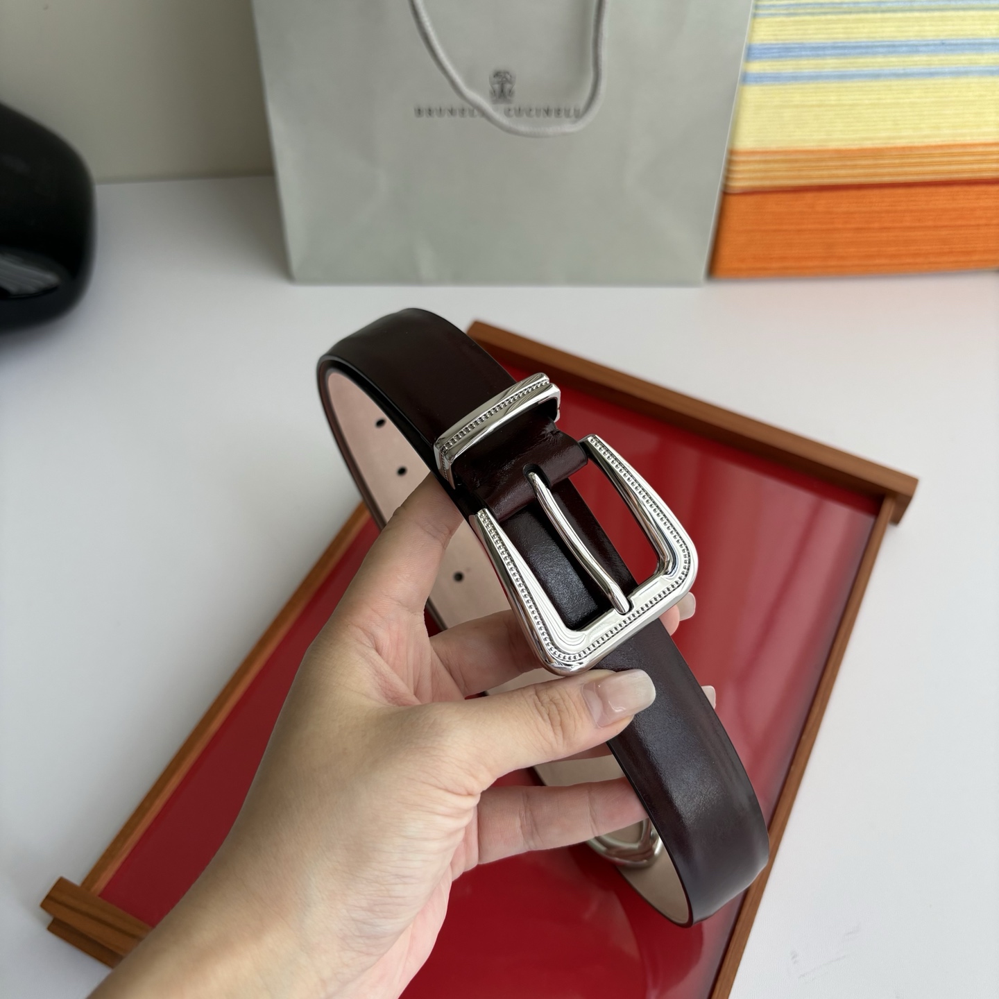 Brunello Cucinelli秉承着意大利制造的精髓，精品制作，以匠人精神和诗人情怀不断探索灵性与