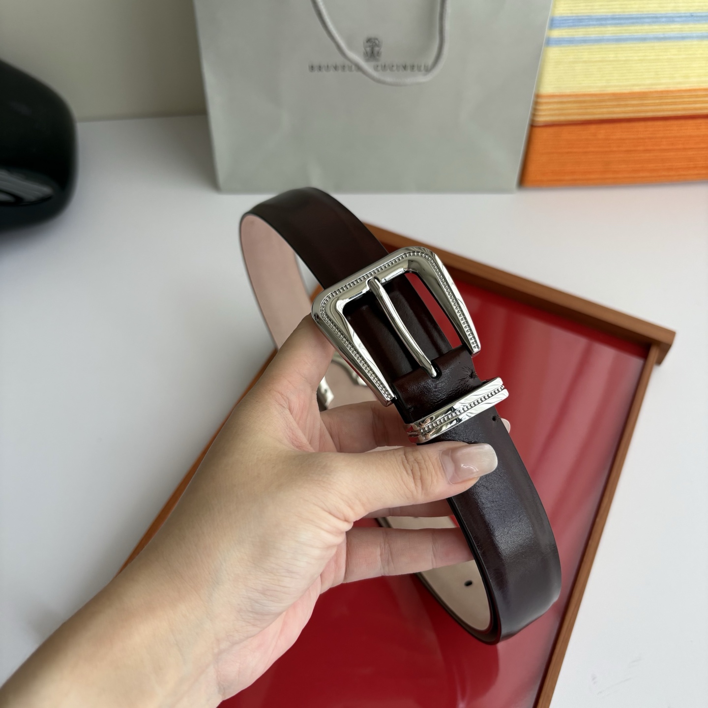 Brunello Cucinelli秉承着意大利制造的精髓，精品制作，以匠人精神和诗人情怀不断探索灵性与