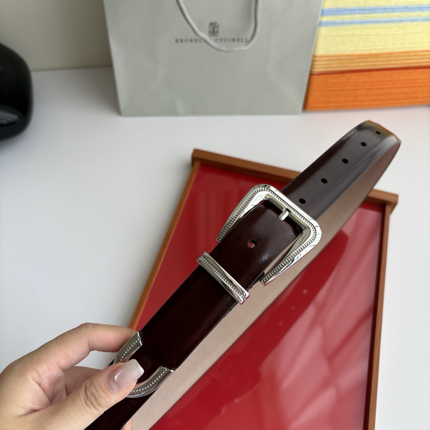Brunello Cucinelli秉承着意大利制造的精髓，精品制作，以匠人精神和诗人情怀不断探索灵性与
