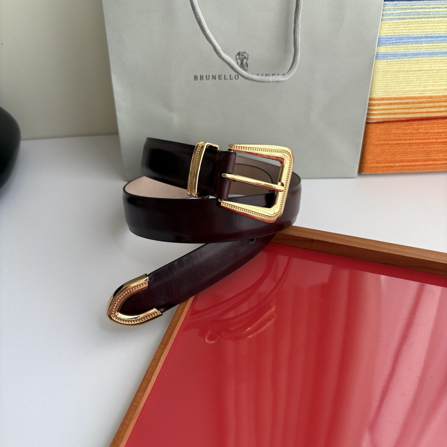 Brunello Cucinelli秉承着意大利制造的精髓，精品制作，以匠人精神和诗人情怀不断探索灵性与
