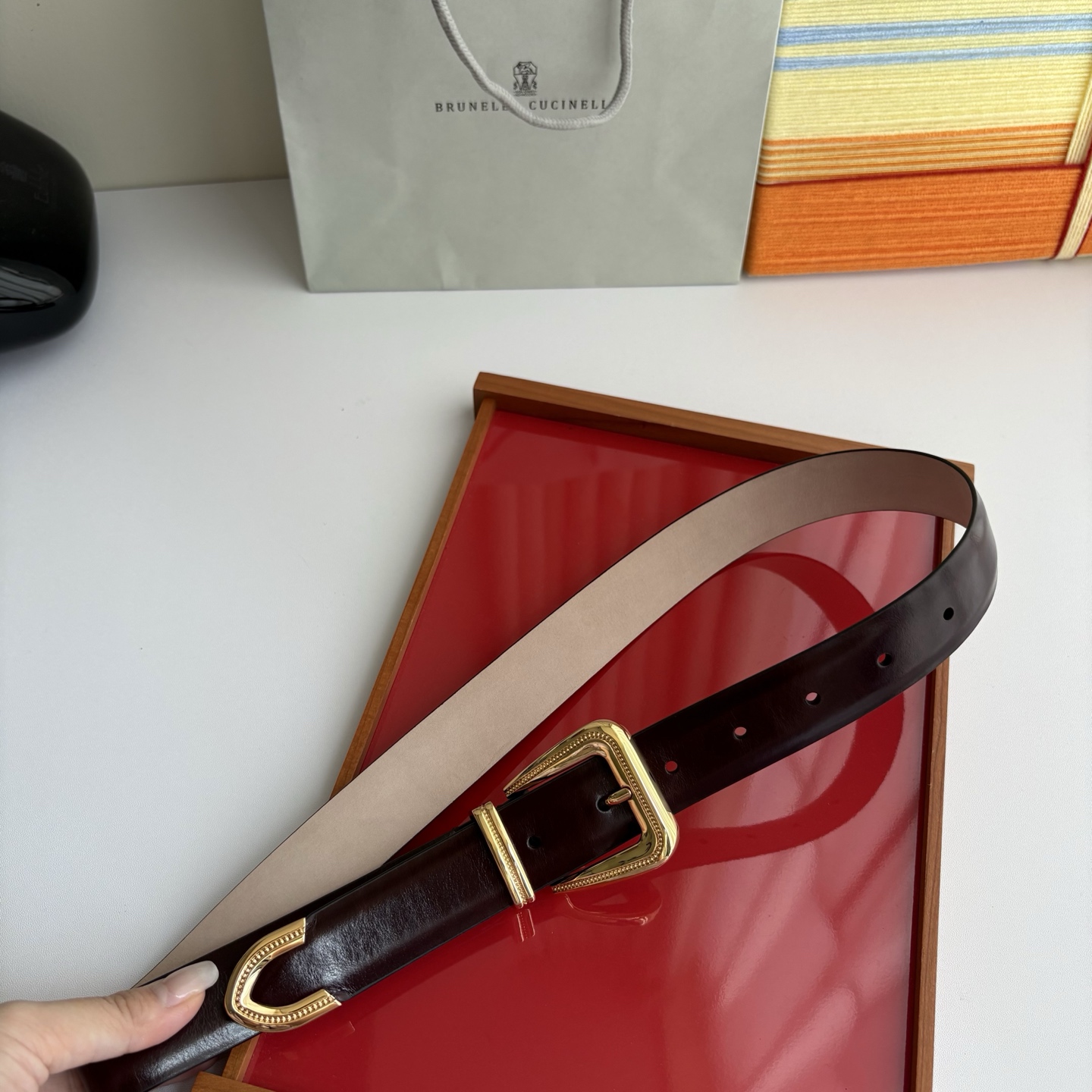Brunello Cucinelli秉承着意大利制造的精髓，精品制作，以匠人精神和诗人情怀不断探索灵性与