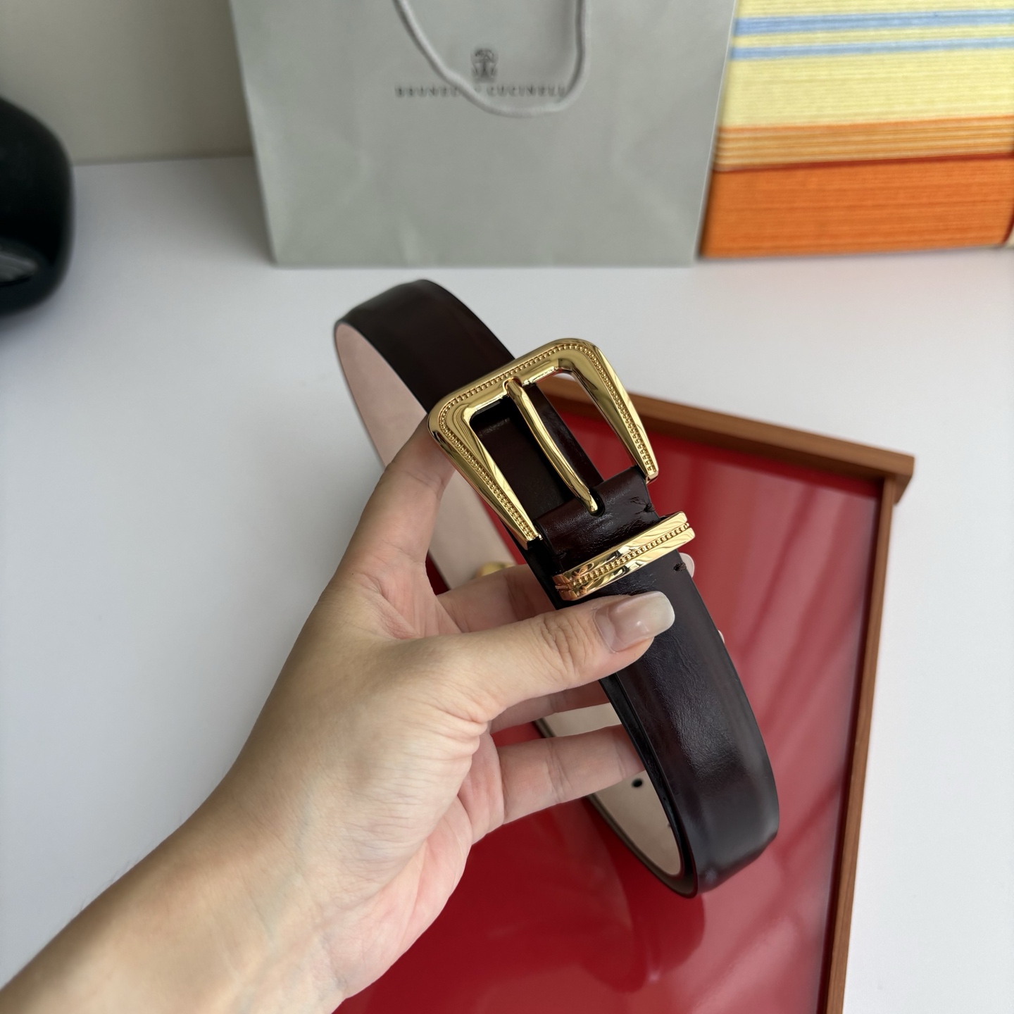 Brunello Cucinelli秉承着意大利制造的精髓，精品制作，以匠人精神和诗人情怀不断探索灵性与