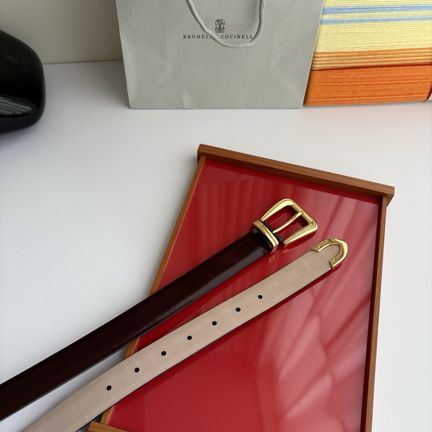 Brunello Cucinelli秉承着意大利制造的精髓，精品制作，以匠人精神和诗人情怀不断探索灵性与