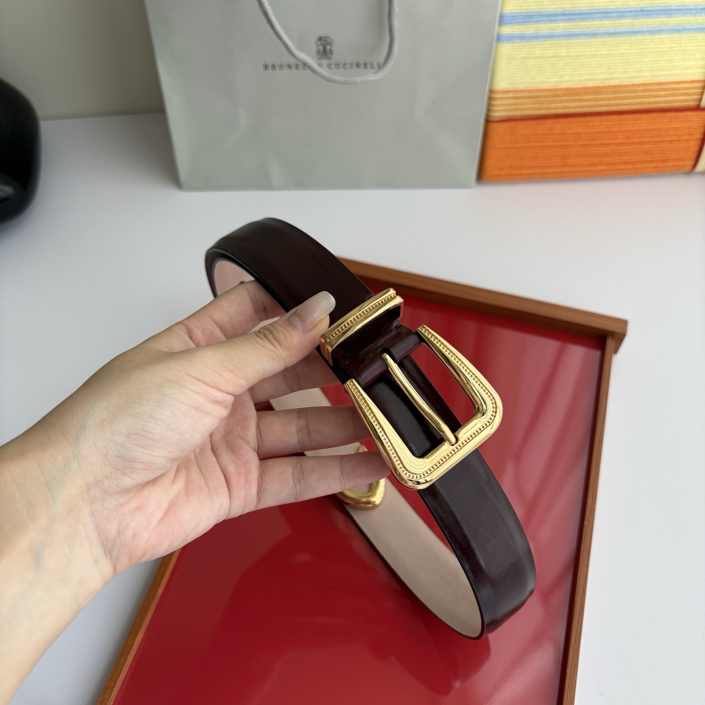 Brunello Cucinelli秉承着意大利制造的精髓，精品制作，以匠人精神和诗人情怀不断探索灵性与