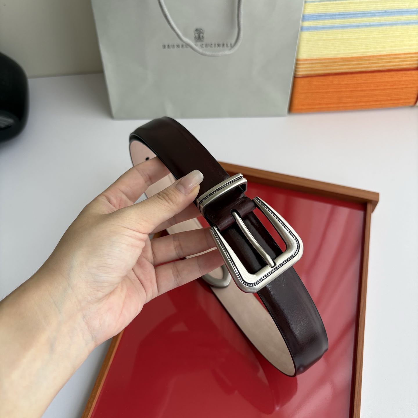 Brunello Cucinelli秉承着意大利制造的精髓，精品制作，以匠人精神和诗人情怀不断探索灵性与