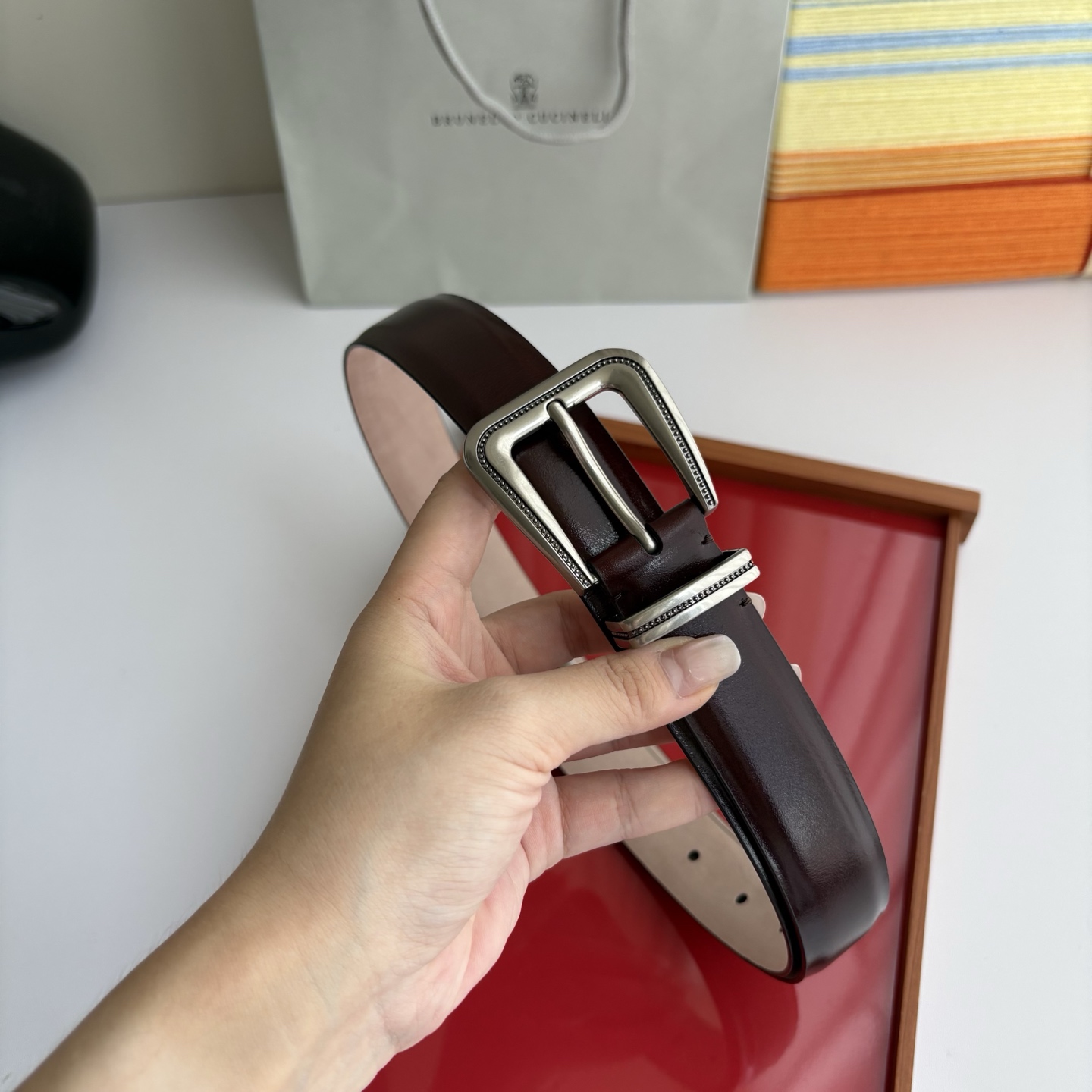 Brunello Cucinelli秉承着意大利制造的精髓，精品制作，以匠人精神和诗人情怀不断探索灵性与