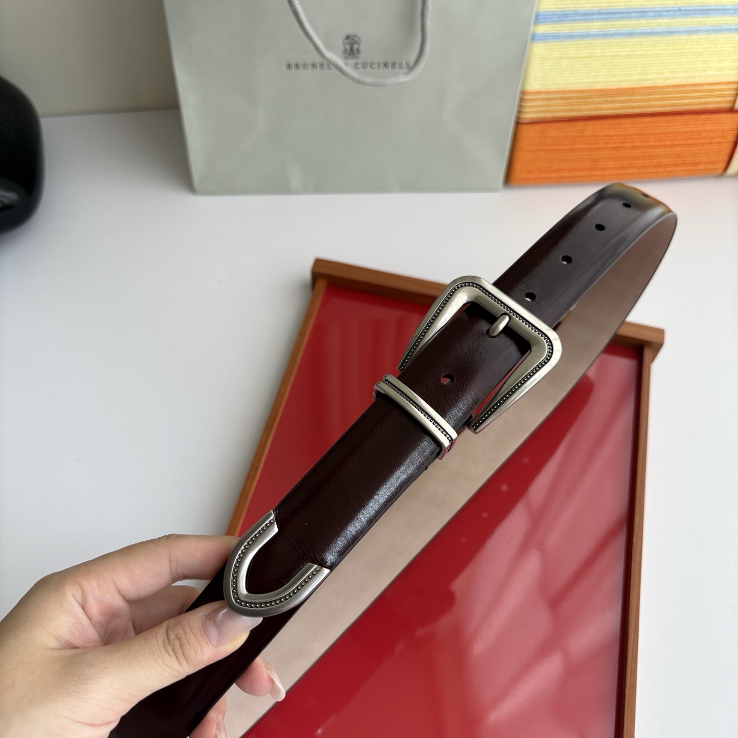 Brunello Cucinelli秉承着意大利制造的精髓，精品制作，以匠人精神和诗人情怀不断探索灵性与
