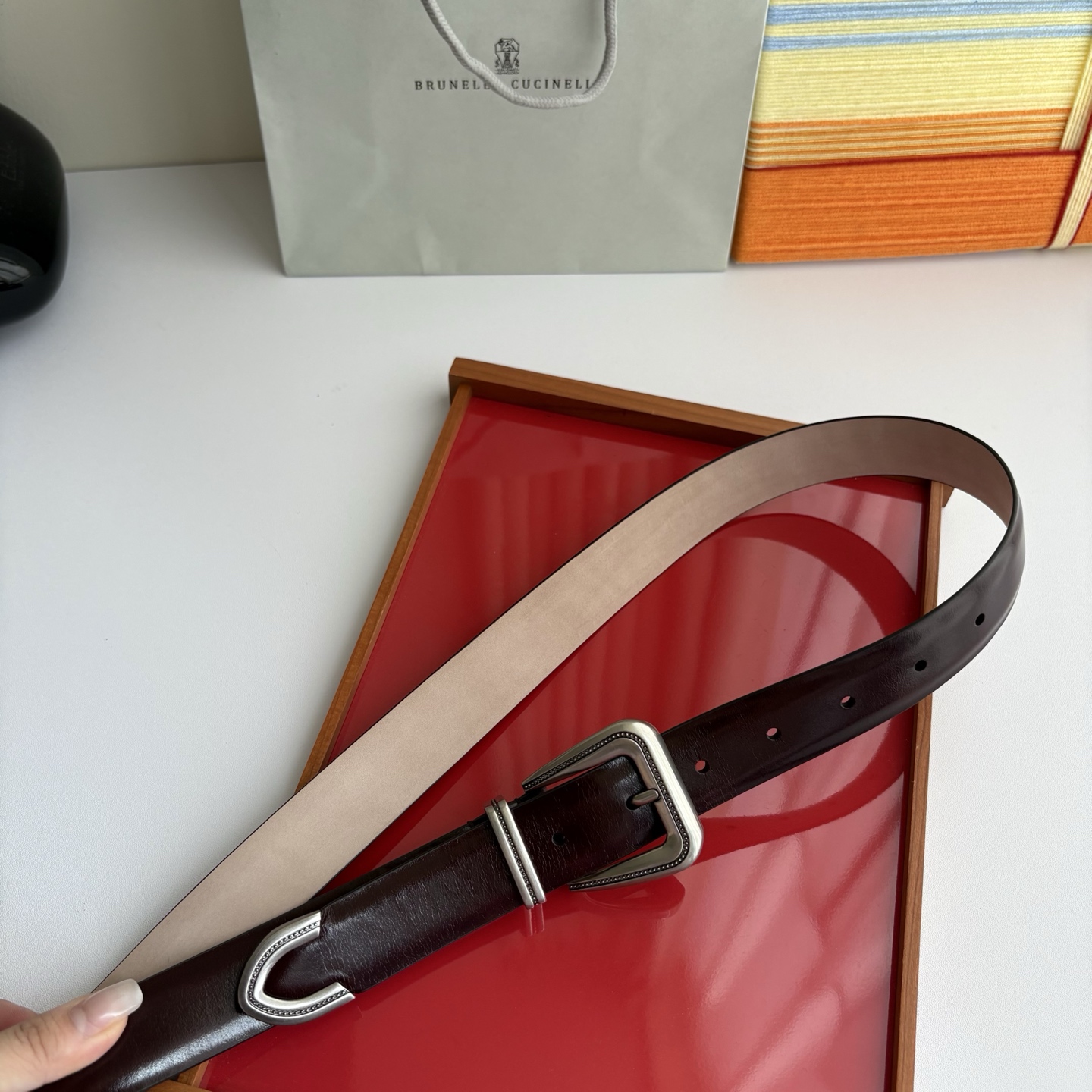 Brunello Cucinelli秉承着意大利制造的精髓，精品制作，以匠人精神和诗人情怀不断探索灵性与