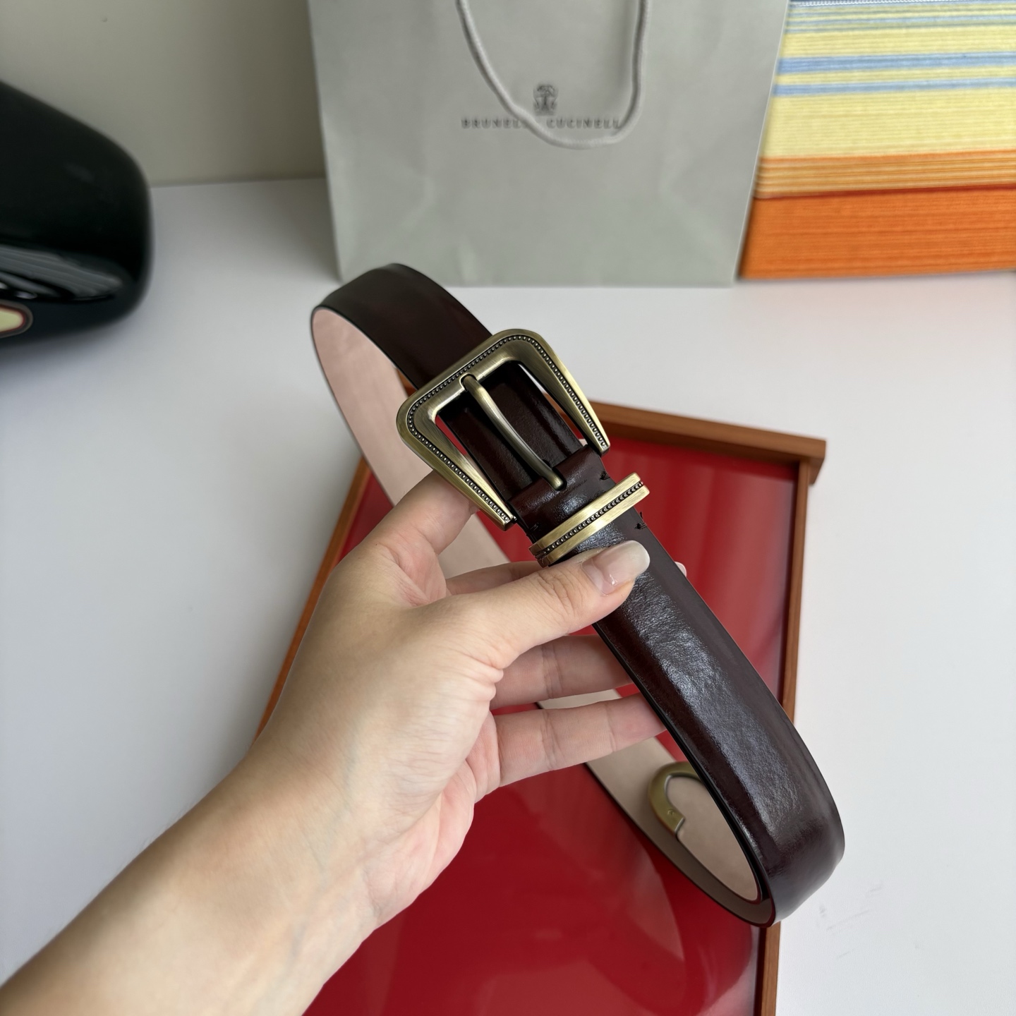 Brunello Cucinelli秉承着意大利制造的精髓，精品制作，以匠人精神和诗人情怀不断探索灵性与