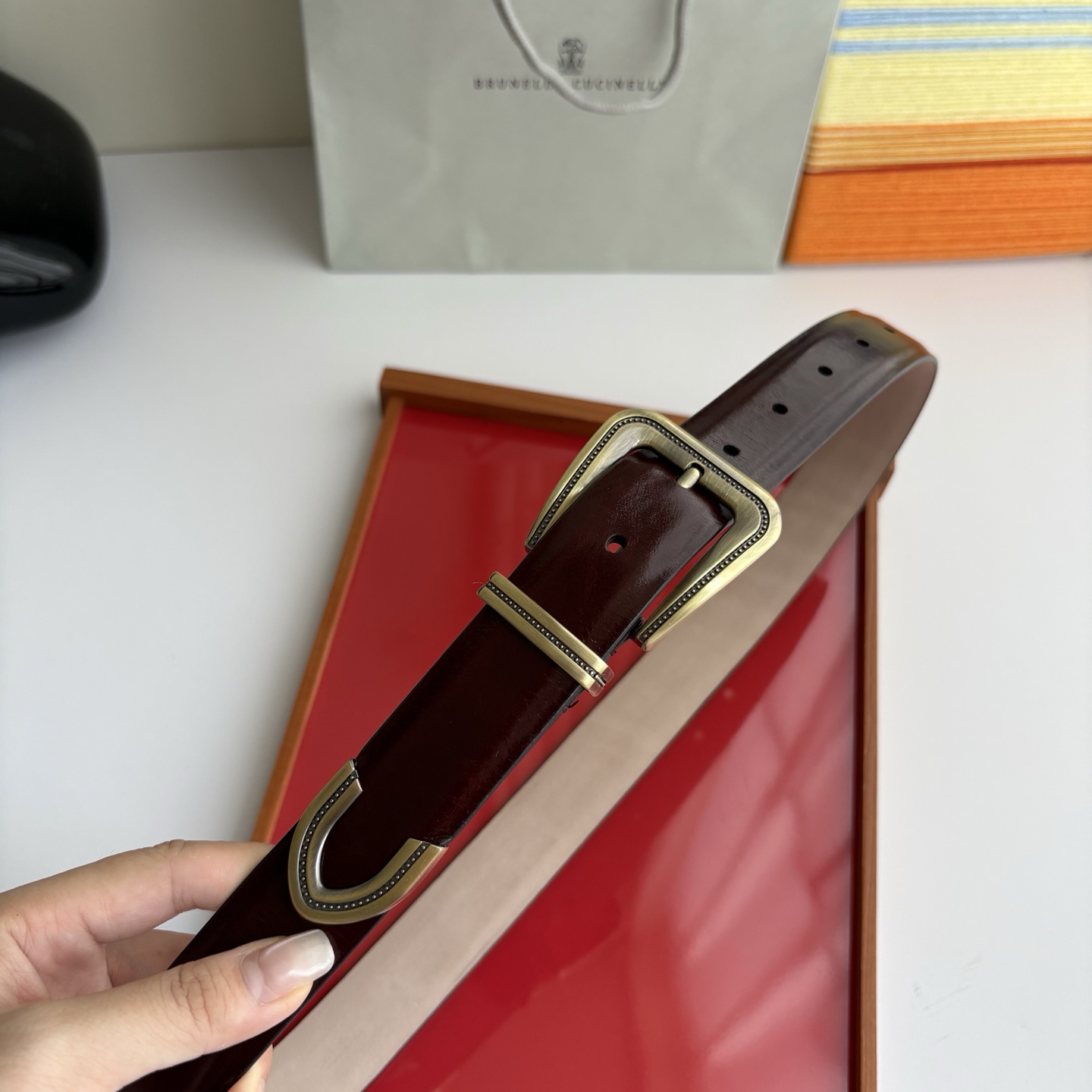 Brunello Cucinelli秉承着意大利制造的精髓，精品制作，以匠人精神和诗人情怀不断探索灵性与