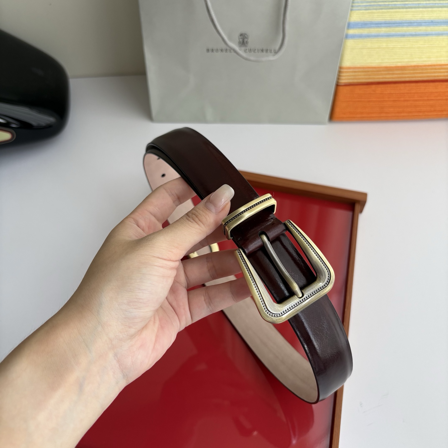Brunello Cucinelli秉承着意大利制造的精髓，精品制作，以匠人精神和诗人情怀不断探索灵性与