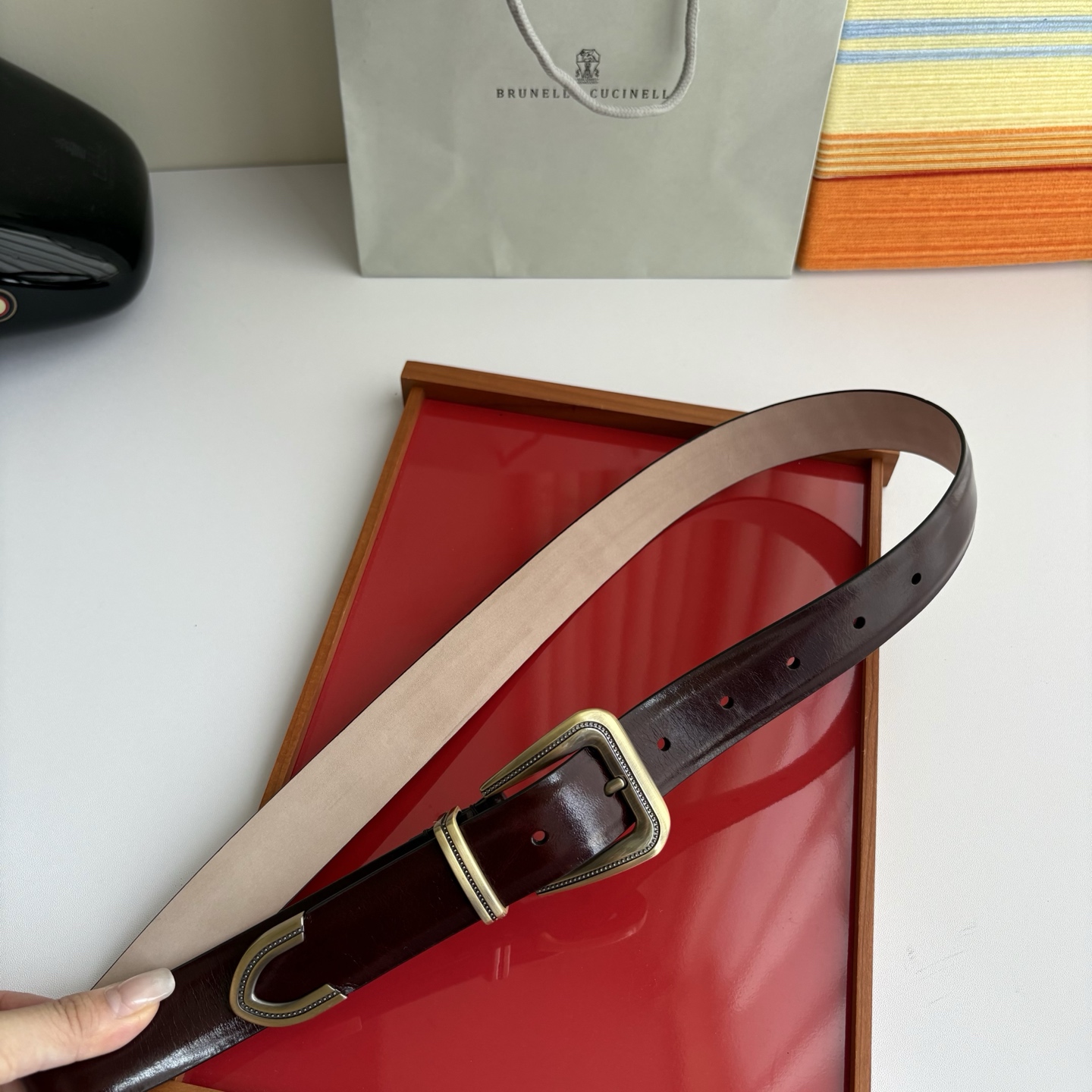 Brunello Cucinelli秉承着意大利制造的精髓，精品制作，以匠人精神和诗人情怀不断探索灵性与