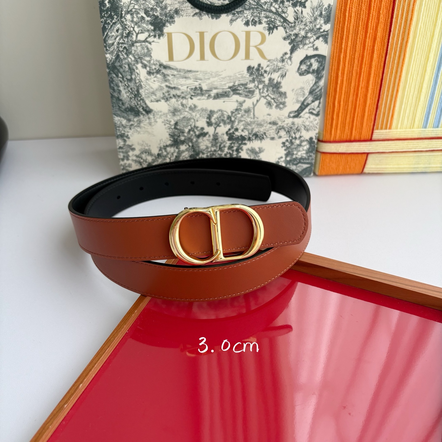 NO:882721,Original Order This CD Icon belt was lovingly created by Jonathan Anderson. It cleverly combines classic heritage with modern style, highlighting the essence of Dior style. It is made of smooth cow leather and has a double-sided design, one side is black and the other side is khaki, with a gold-finished metal CD Icon buckle. It can add classic style to various looks. Width 3.0cm, belt, dior, cowhide19860909原单 这款 CD Icon 腰带由乔纳森安德森（onathan Anderson） 倾情打造,将经典传承与现代风格巧妙融合,彰显 Dior 风格的精髓.采用光滑牛皮革精心制作,双面设计,一面为黑色,另一面为土黄色,搭配金色饰面金属CD Icon 搭扣.可为各式造型增添经典风范.宽3.0cm,皮带,dior,cowhide,Belt