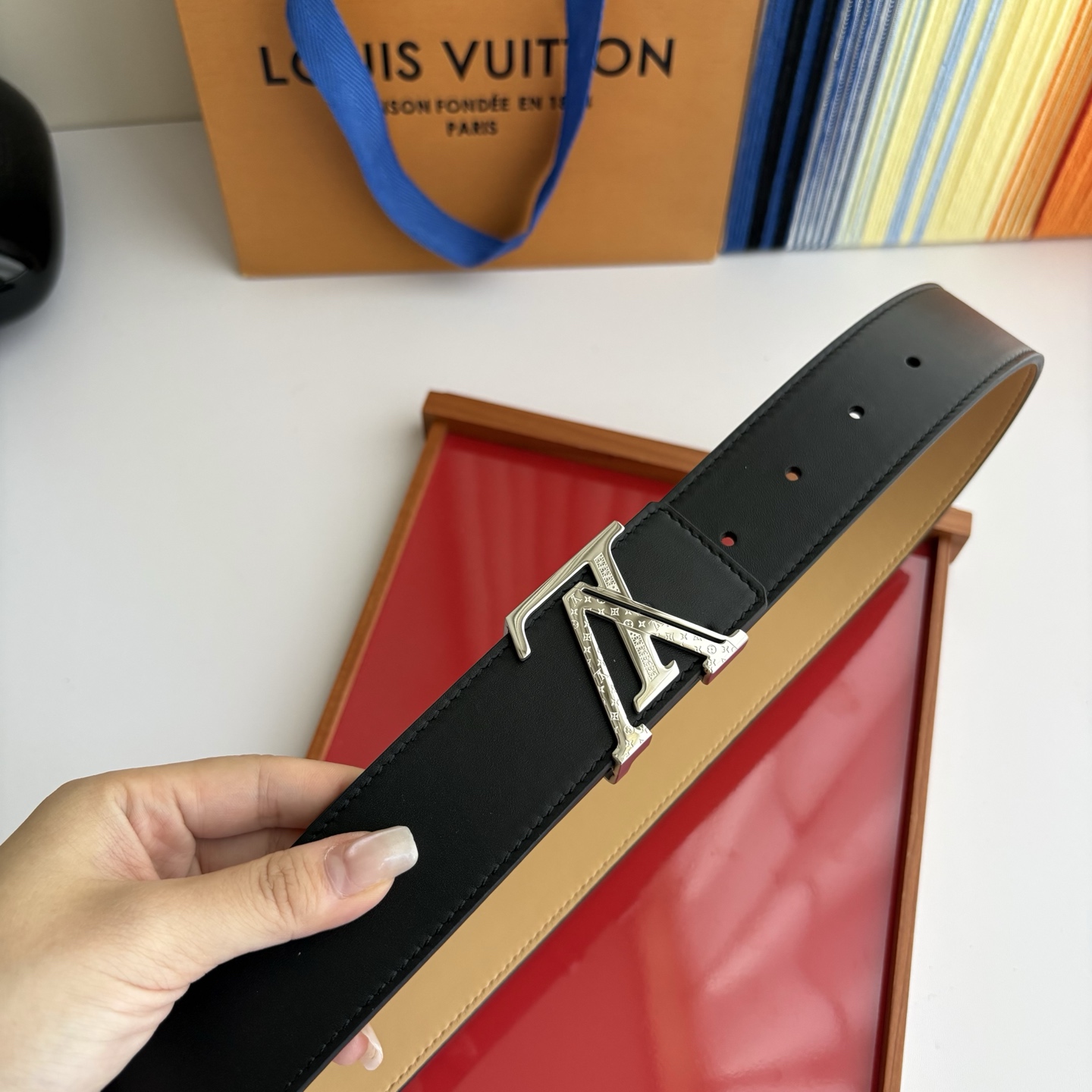 LOUIS VUITTON经典原单品质，双面平纹搭配原单精品钢扣，精工制作，细节看图，实物拍摄，高端奢华