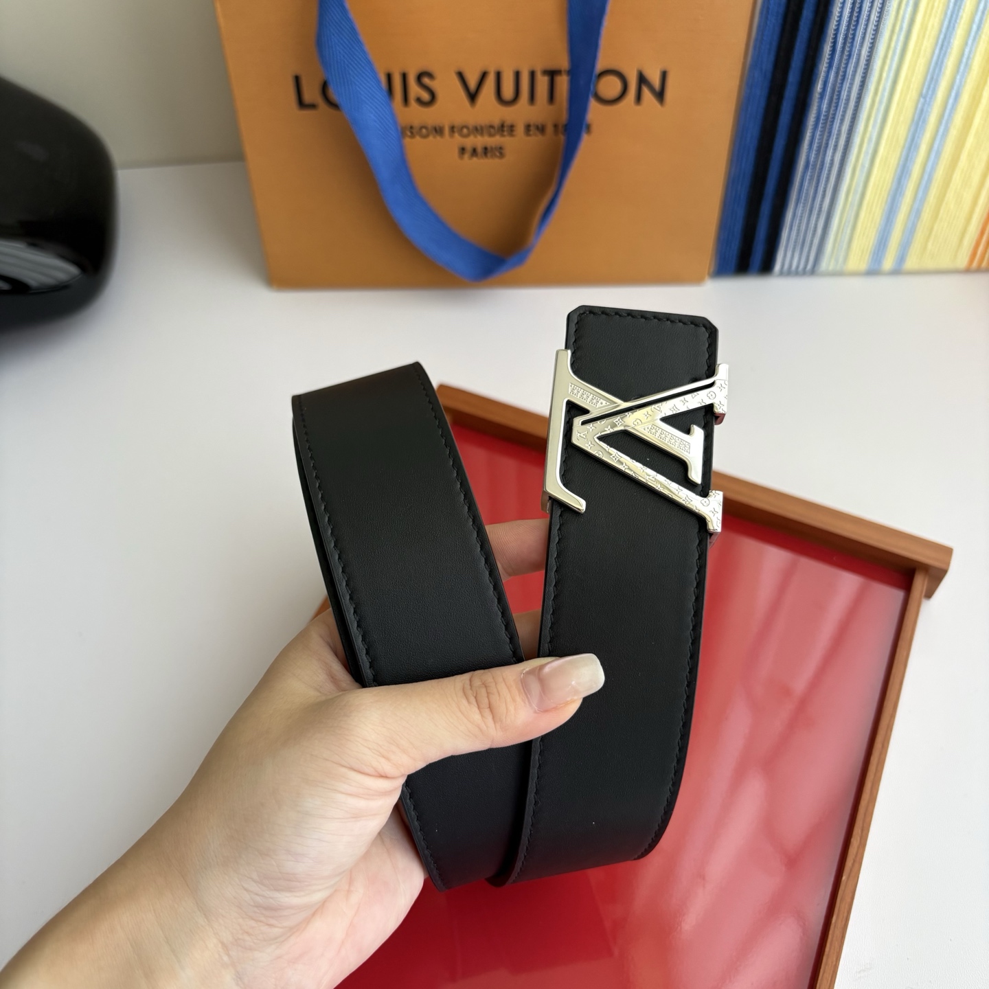 LOUIS VUITTON经典原单品质，双面平纹搭配原单精品钢扣，精工制作，细节看图，实物拍摄，高端奢华