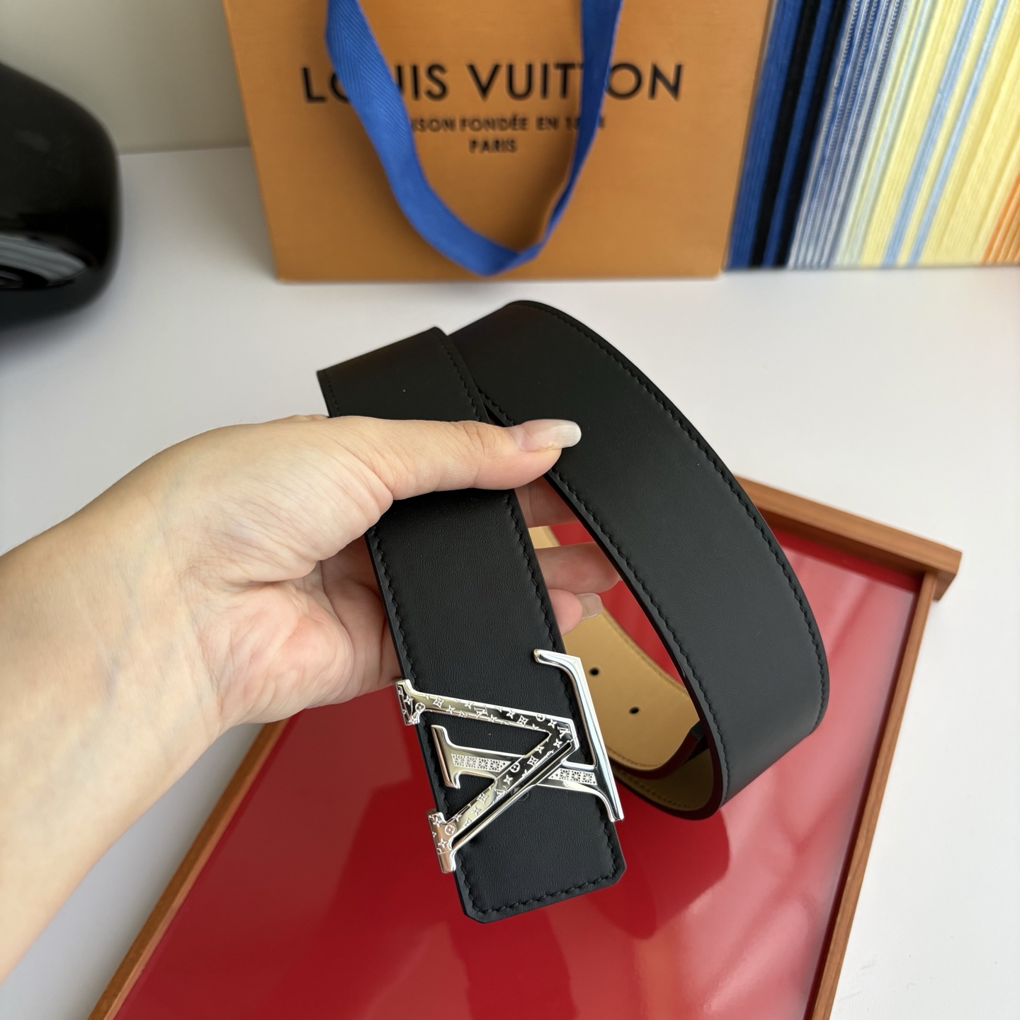 LOUIS VUITTON经典原单品质，双面平纹搭配原单精品钢扣，精工制作，细节看图，实物拍摄，高端奢华