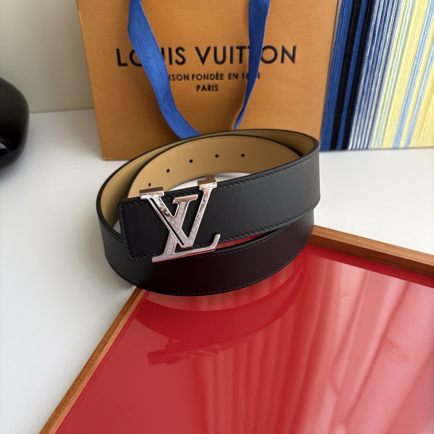 LOUIS VUITTON经典原单品质，双面平纹搭配原单精品钢扣，精工制作，细节看图，实物拍摄，高端奢华