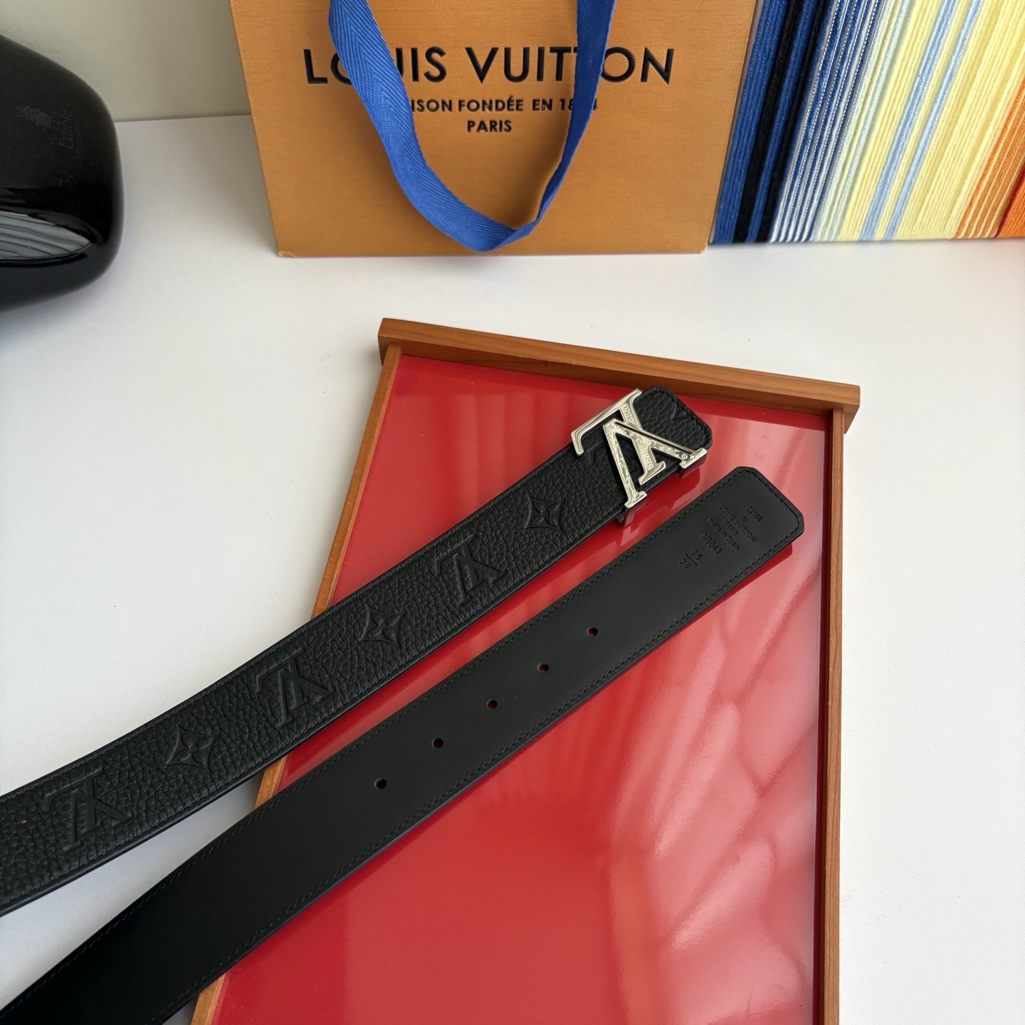 LOUIS VUITTON经典原单品质，一面经典压花一面平纹搭配原单精品钢扣，精工制作，细节看图，实物拍