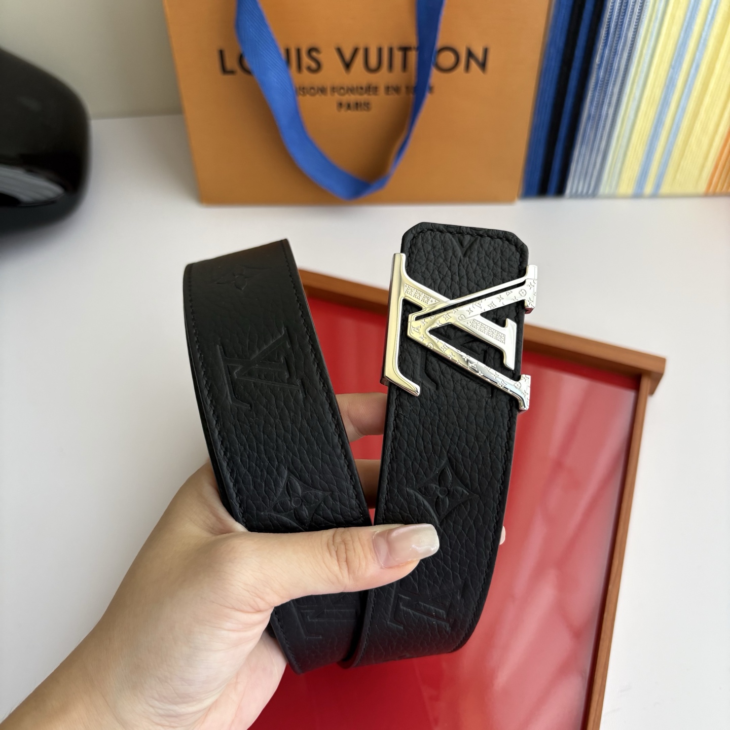 LOUIS VUITTON经典原单品质，一面经典压花一面平纹搭配原单精品钢扣，精工制作，细节看图，实物拍