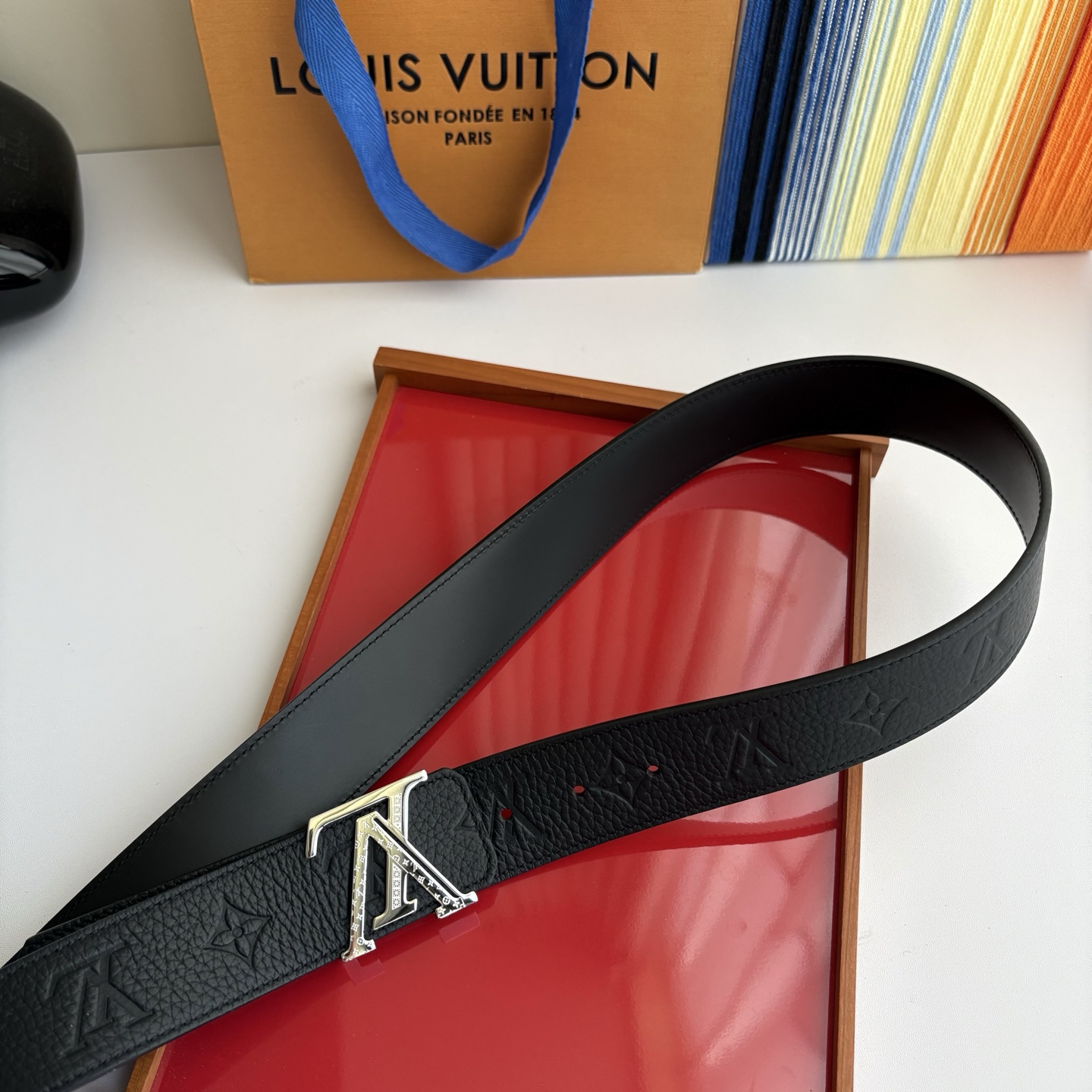 LOUIS VUITTON经典原单品质，一面经典压花一面平纹搭配原单精品钢扣，精工制作，细节看图，实物拍