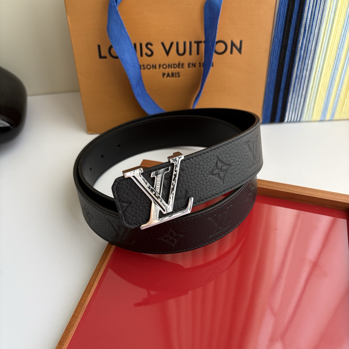 LOUIS VUITTON经典原单品质，一面经典压花一面平纹搭配原单精品钢扣，精工制作，细节看图，实物拍