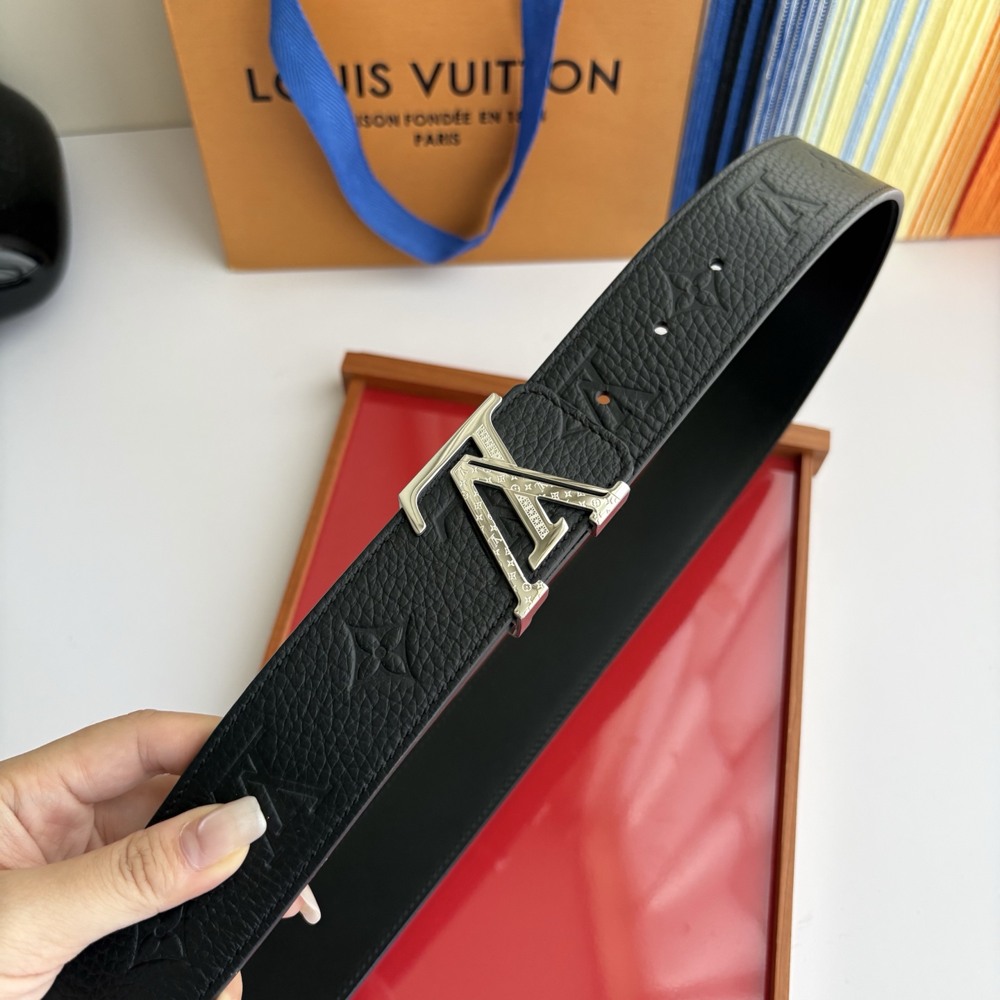 LOUIS VUITTON经典原单品质，一面经典压花一面平纹搭配原单精品钢扣，精工制作，细节看图，实物拍