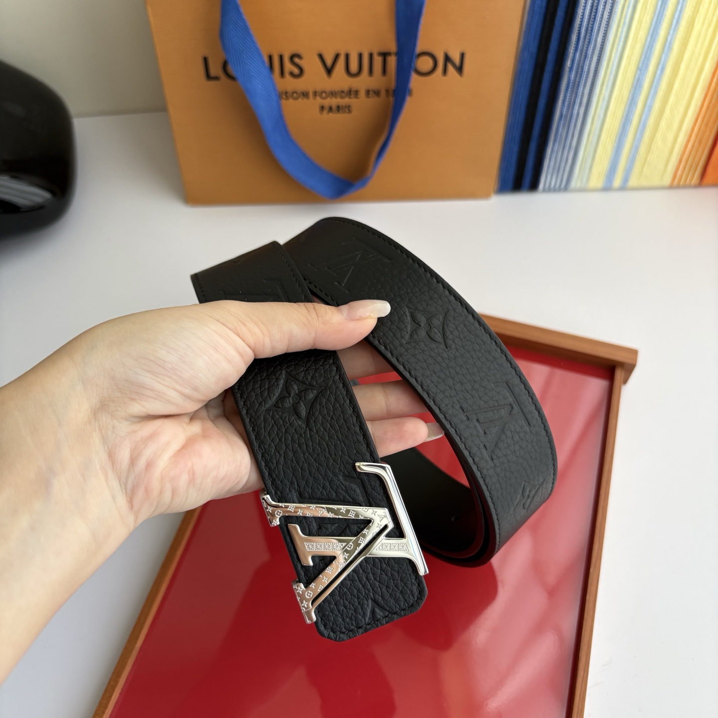 LOUIS VUITTON经典原单品质，一面经典压花一面平纹搭配原单精品钢扣，精工制作，细节看图，实物拍