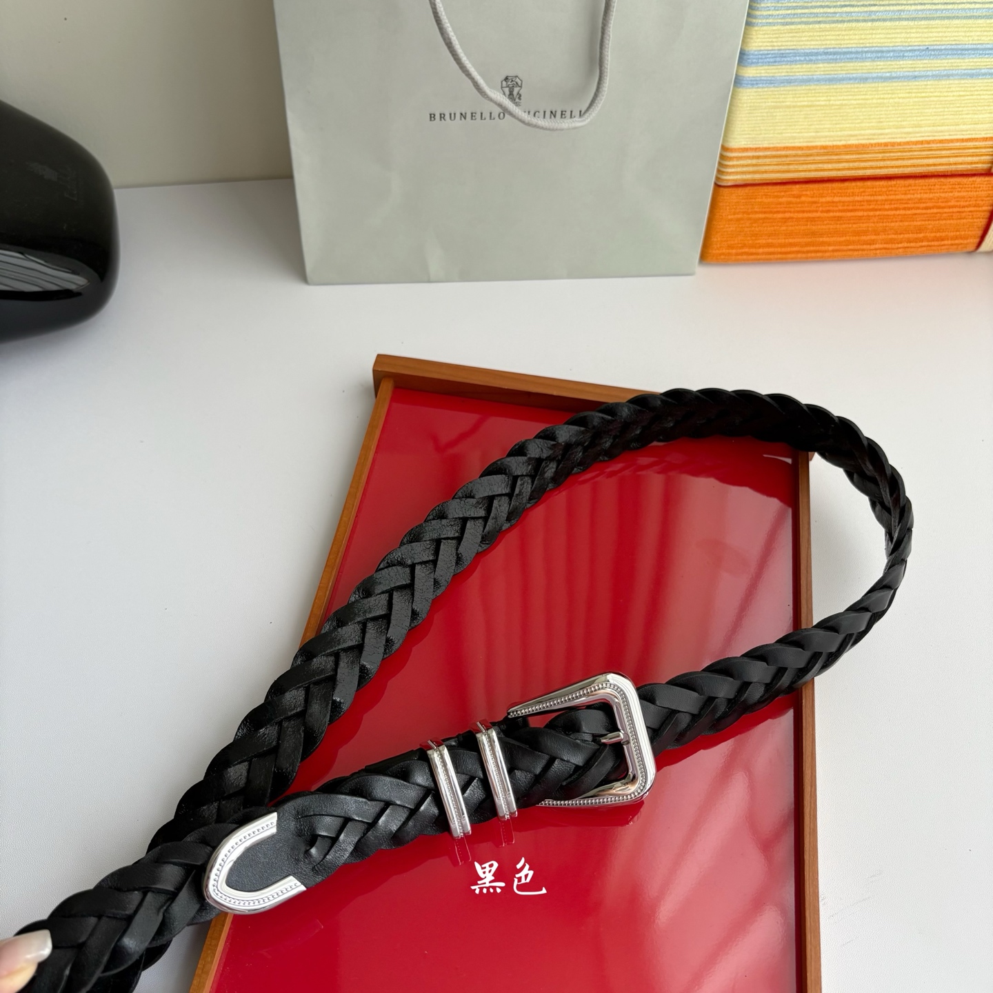 Brunello Cucinelli秉承着意大利制造的精髓，精品制作，以匠人精神和诗人情怀不断探索灵性与
