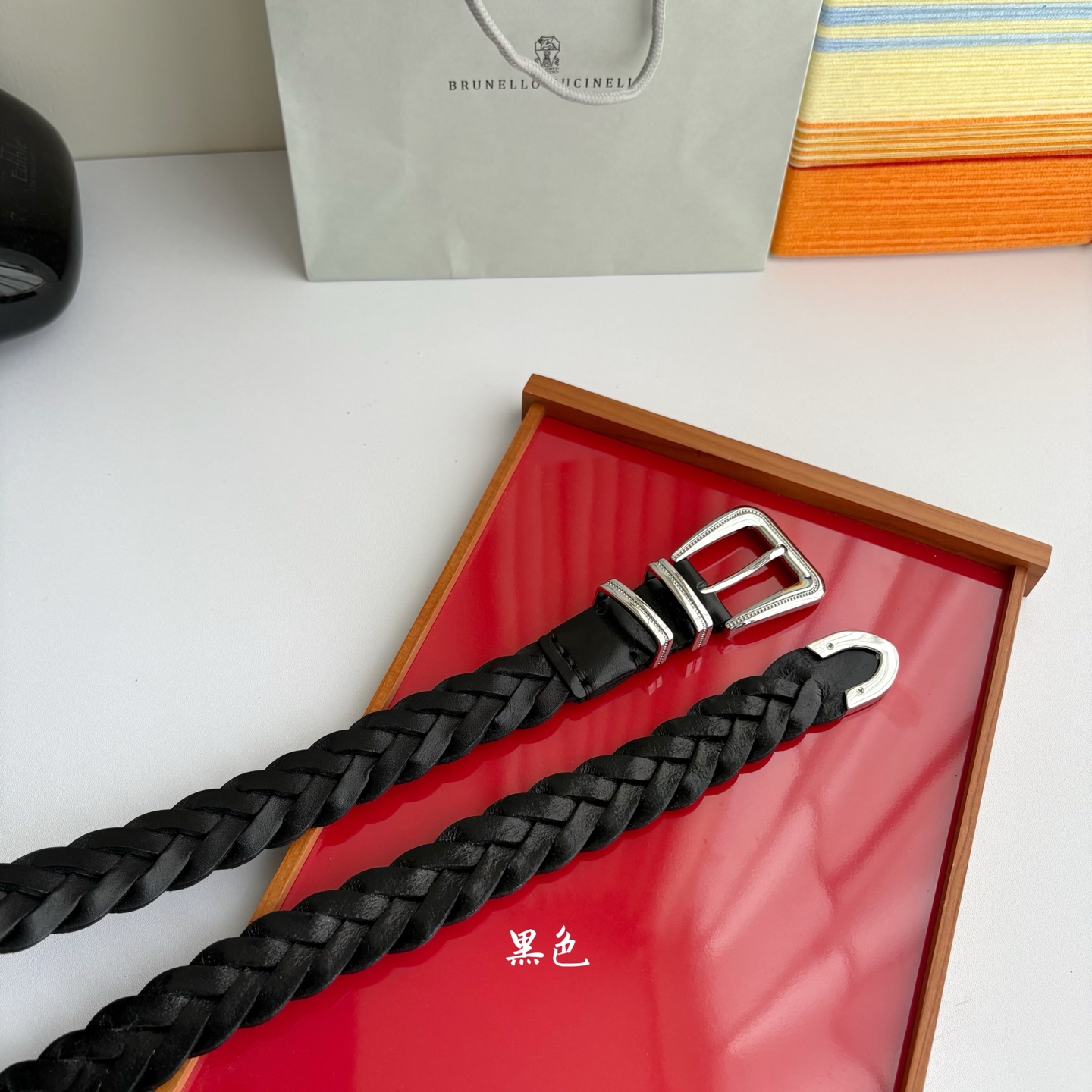 Brunello Cucinelli秉承着意大利制造的精髓，精品制作，以匠人精神和诗人情怀不断探索灵性与