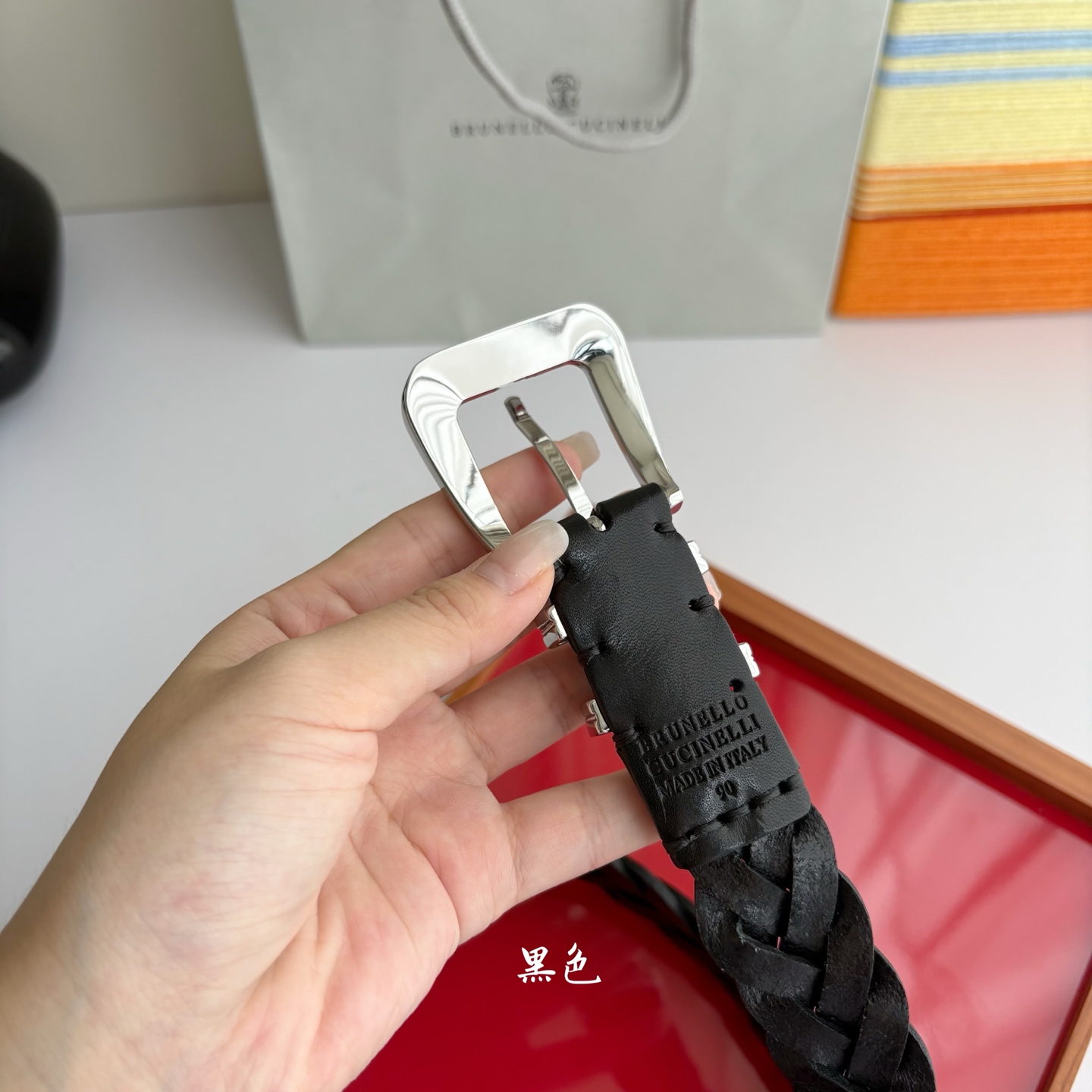 Brunello Cucinelli秉承着意大利制造的精髓，精品制作，以匠人精神和诗人情怀不断探索灵性与