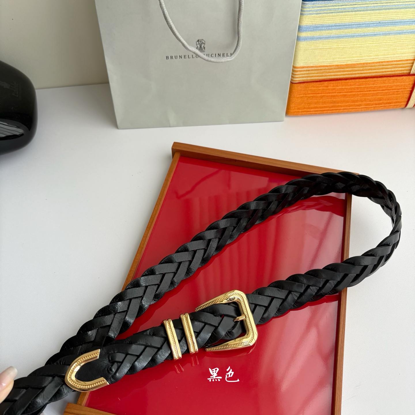 Brunello Cucinelli秉承着意大利制造的精髓，精品制作，以匠人精神和诗人情怀不断探索灵性与