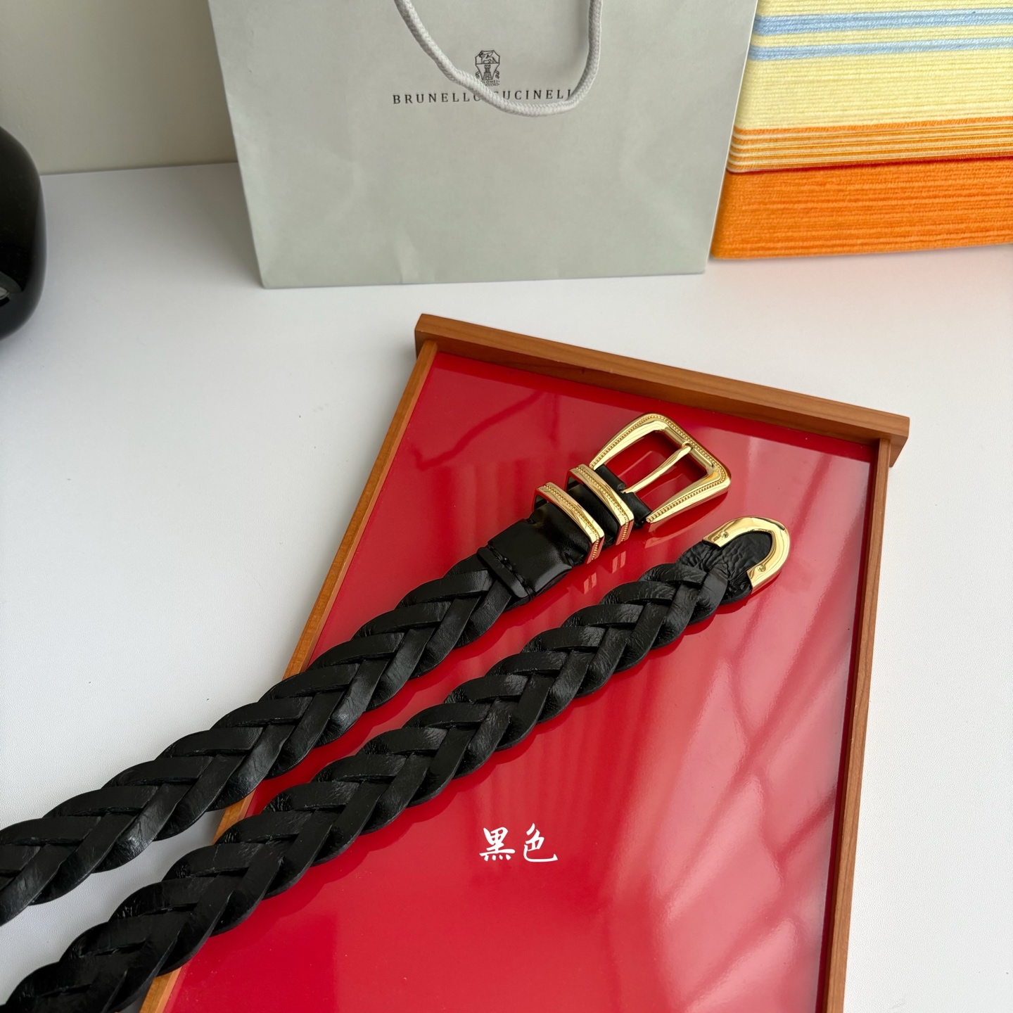Brunello Cucinelli秉承着意大利制造的精髓，精品制作，以匠人精神和诗人情怀不断探索灵性与