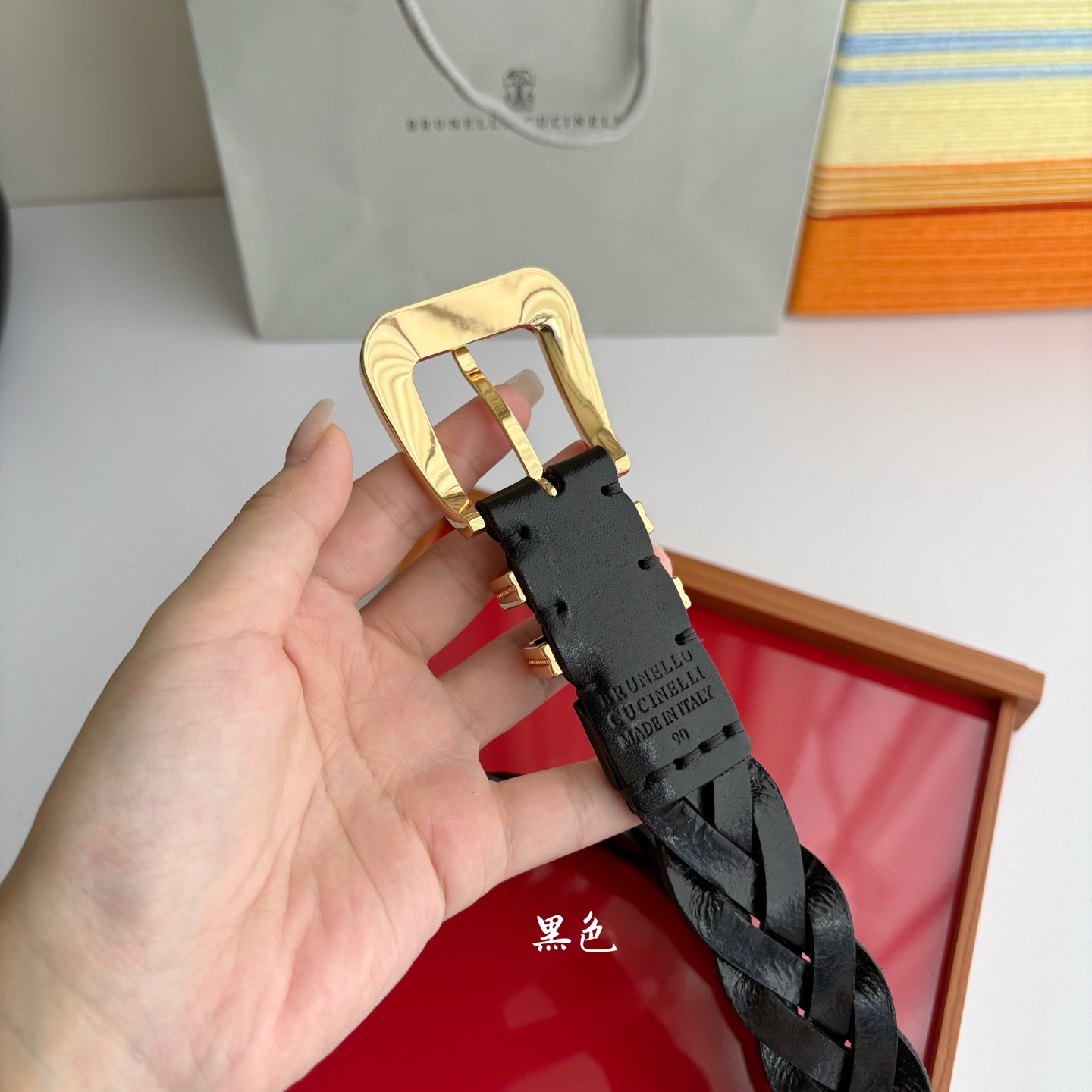Brunello Cucinelli秉承着意大利制造的精髓，精品制作，以匠人精神和诗人情怀不断探索灵性与