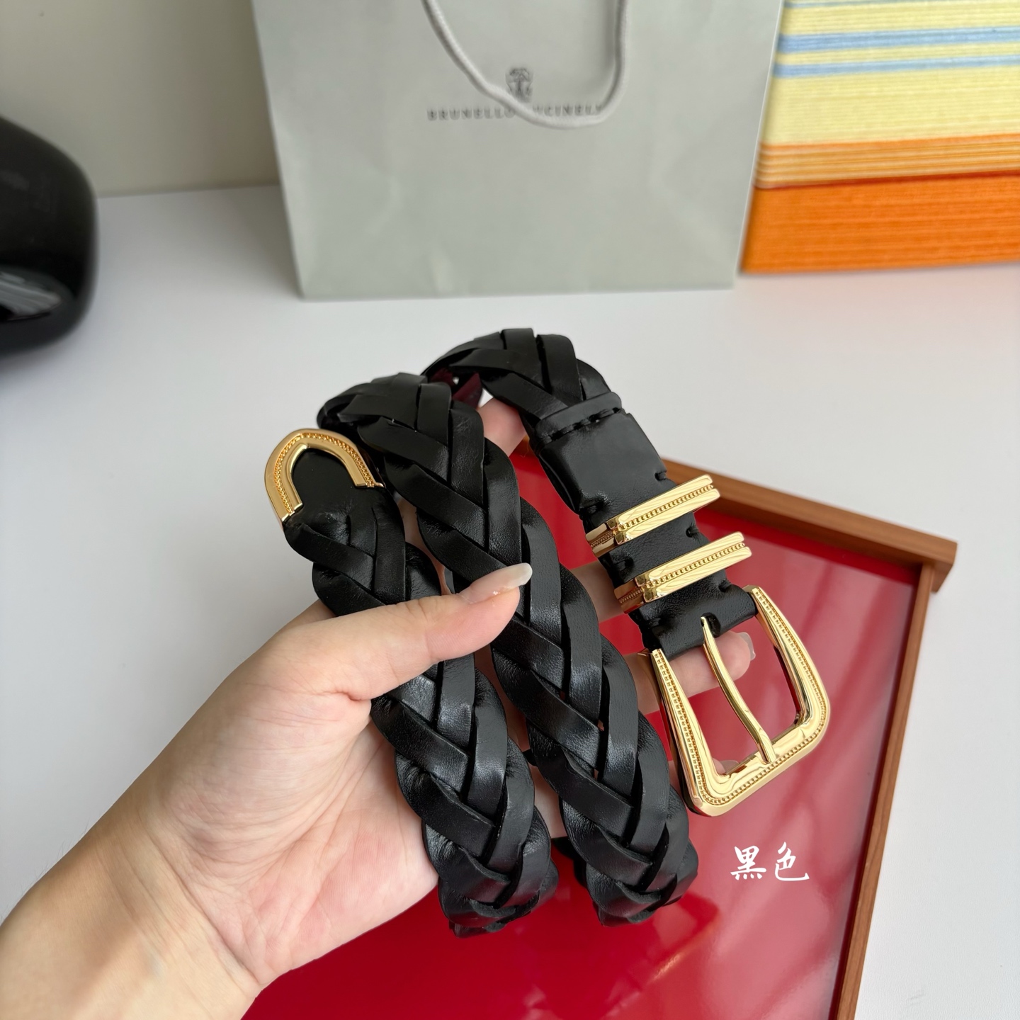 Brunello Cucinelli秉承着意大利制造的精髓，精品制作，以匠人精神和诗人情怀不断探索灵性与
