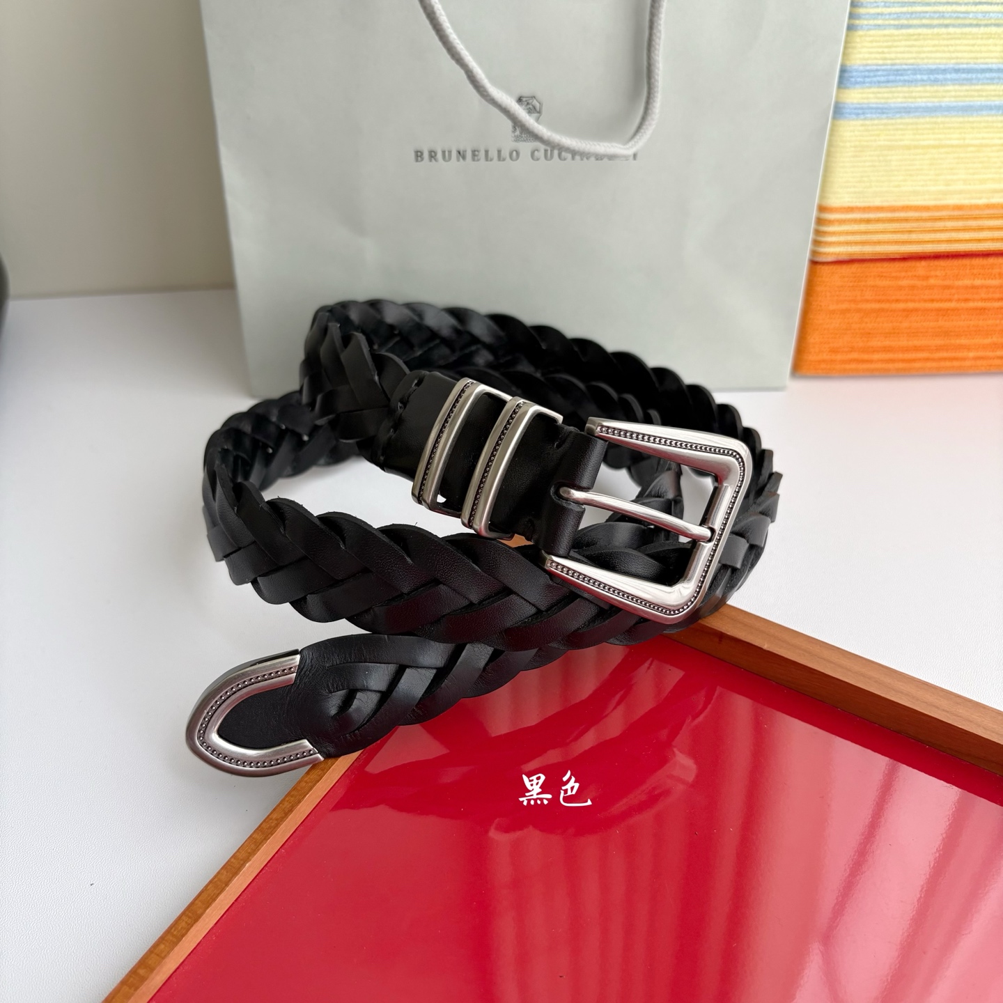 Brunello Cucinelli秉承着意大利制造的精髓，精品制作，以匠人精神和诗人情怀不断探索灵性与
