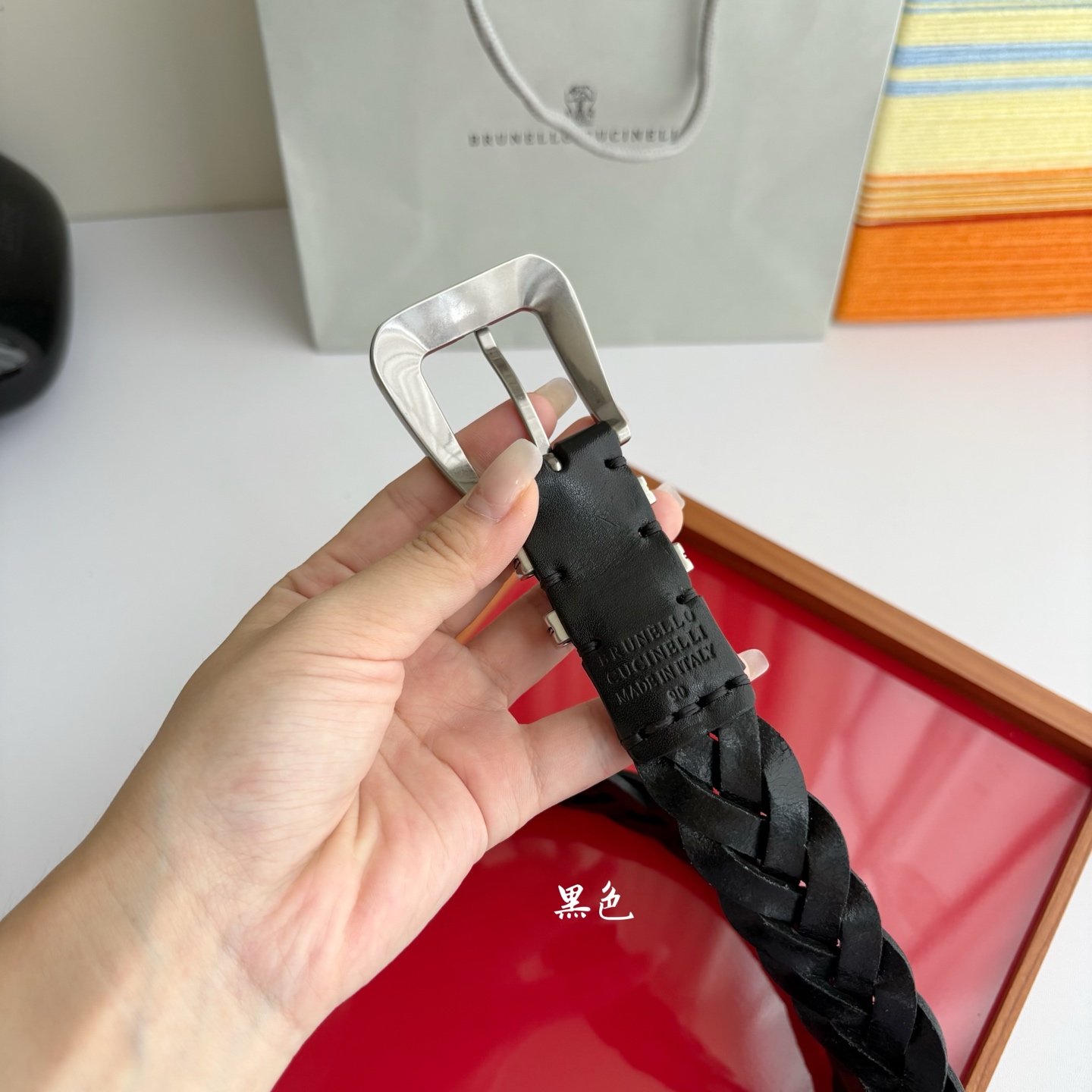 Brunello Cucinelli秉承着意大利制造的精髓，精品制作，以匠人精神和诗人情怀不断探索灵性与