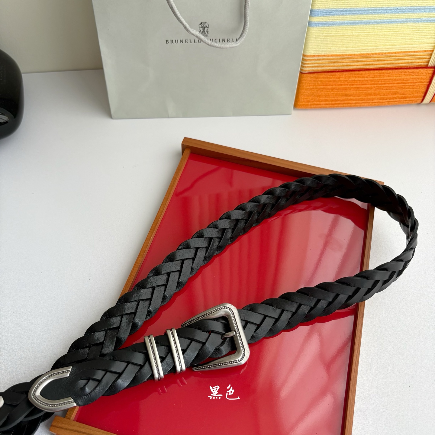 Brunello Cucinelli秉承着意大利制造的精髓，精品制作，以匠人精神和诗人情怀不断探索灵性与