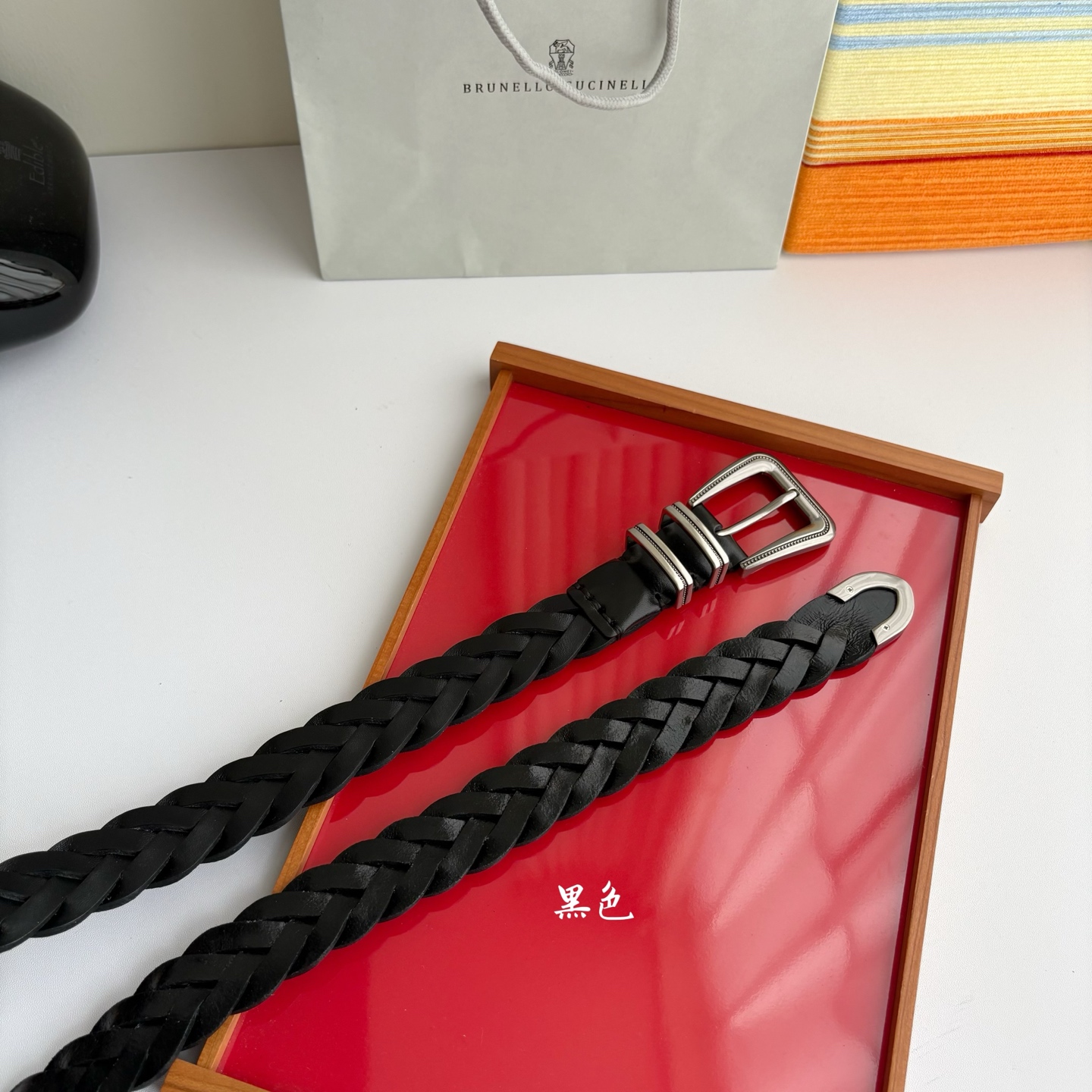 Brunello Cucinelli秉承着意大利制造的精髓，精品制作，以匠人精神和诗人情怀不断探索灵性与